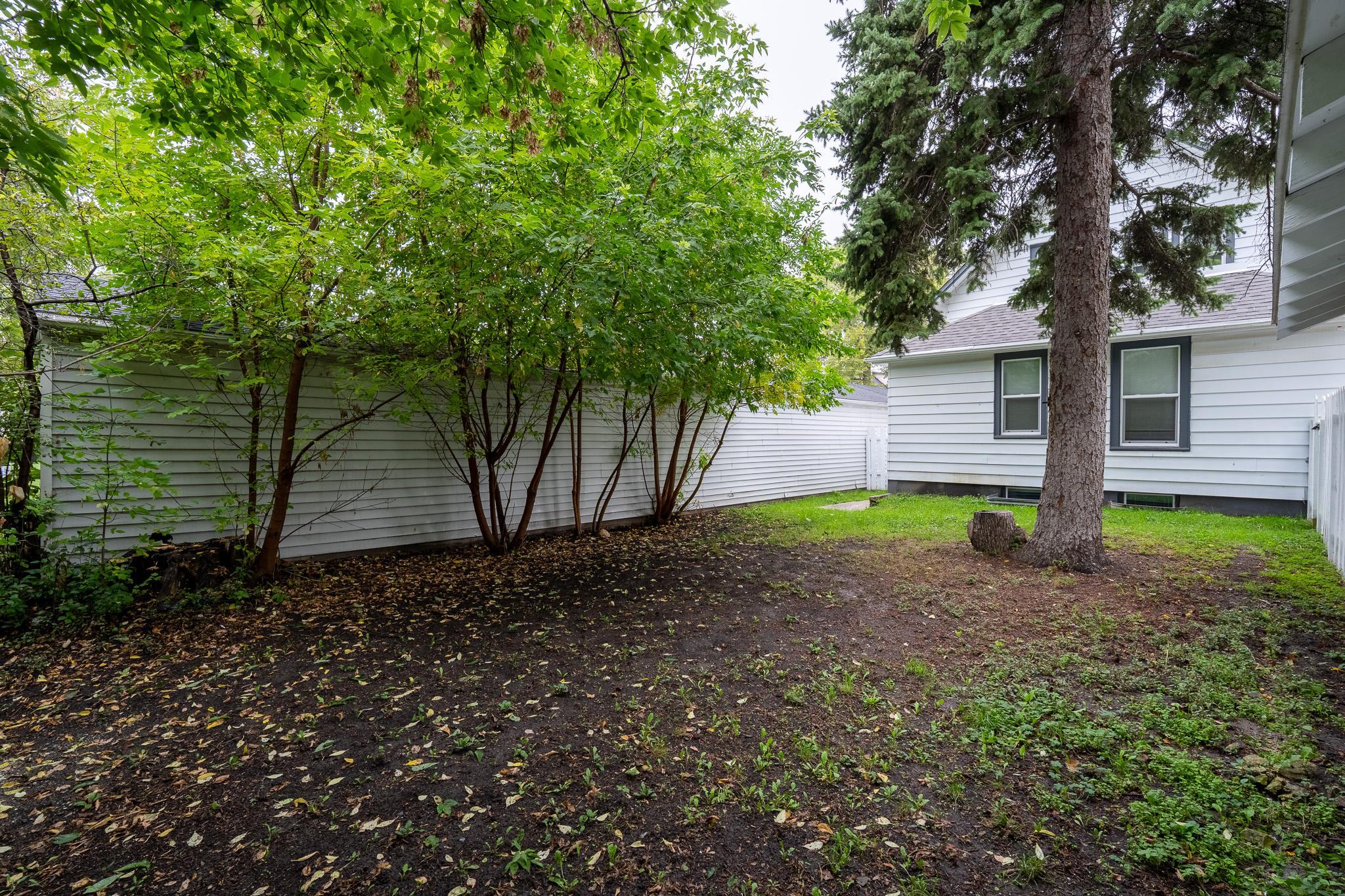 1920 single family home for sale at 415 3rd Avenue S in Moorhead, MN — 6 bed, 3 bath (photo 8 of 45)