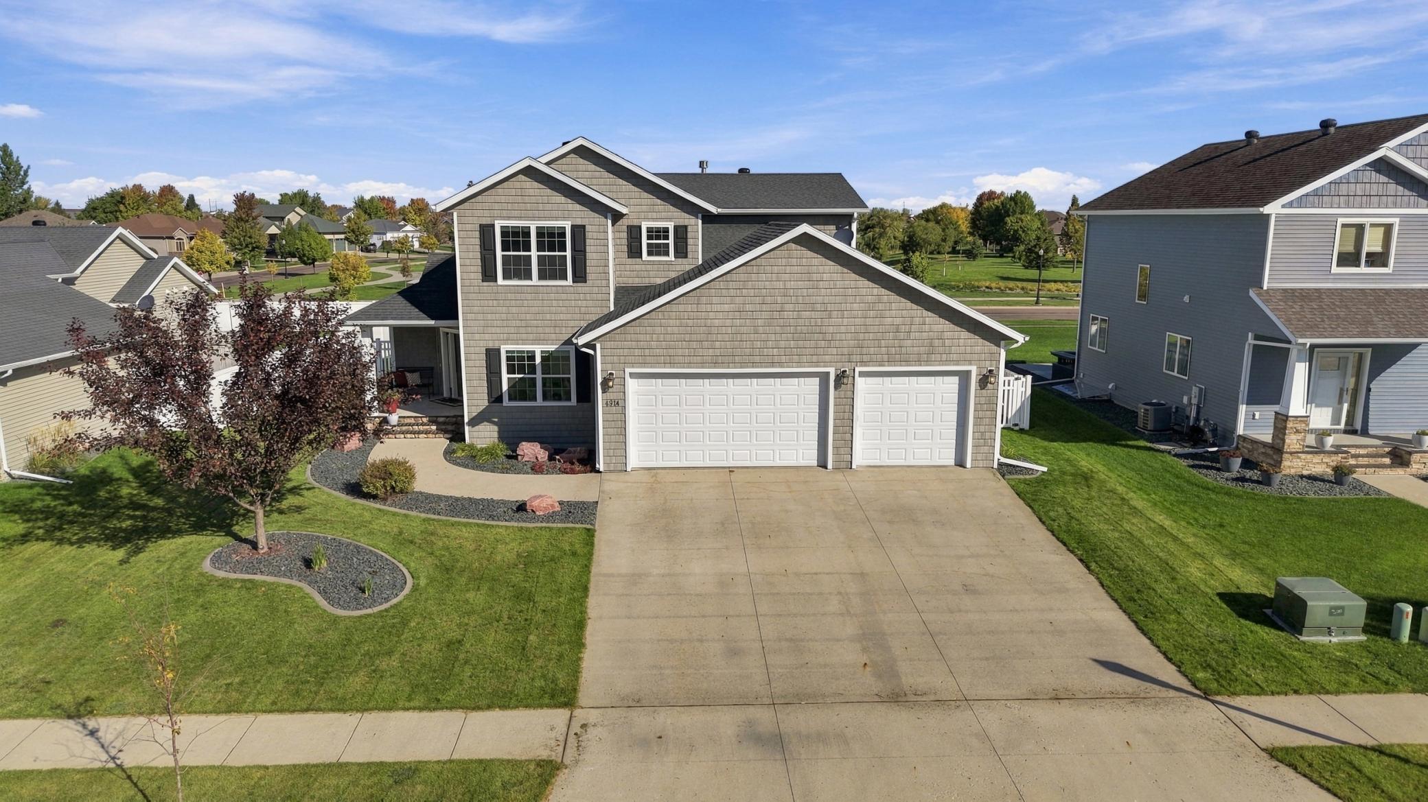 2011 single family home for sale at 4914 Loden Court S in Fargo, ND — 5 bed, 4 bath (photo 2 of 51)