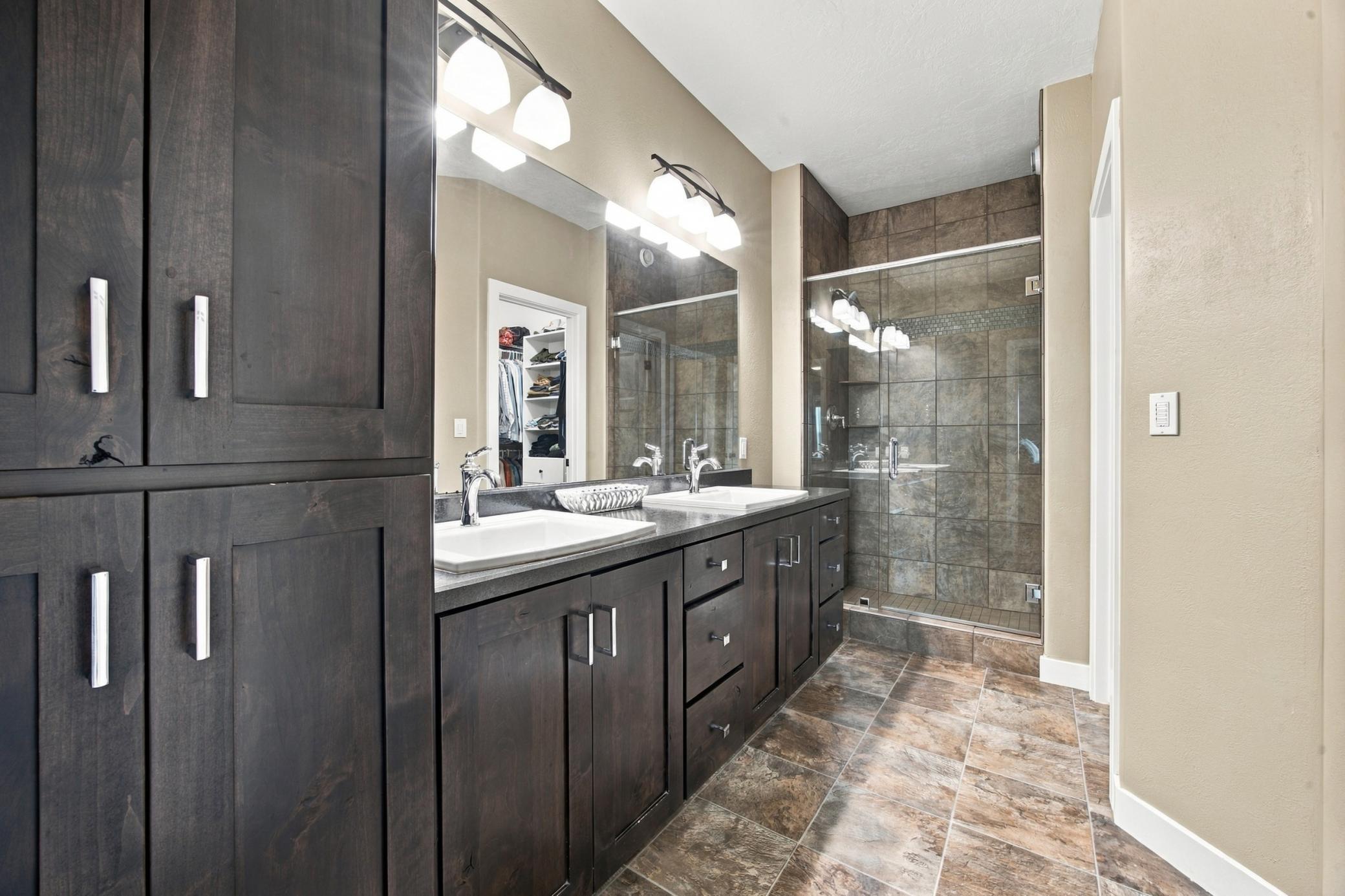 2011 single family home for sale at 4914 Loden Court S in Fargo, ND — 5 bed, 4 bath (photo 16 of 51)