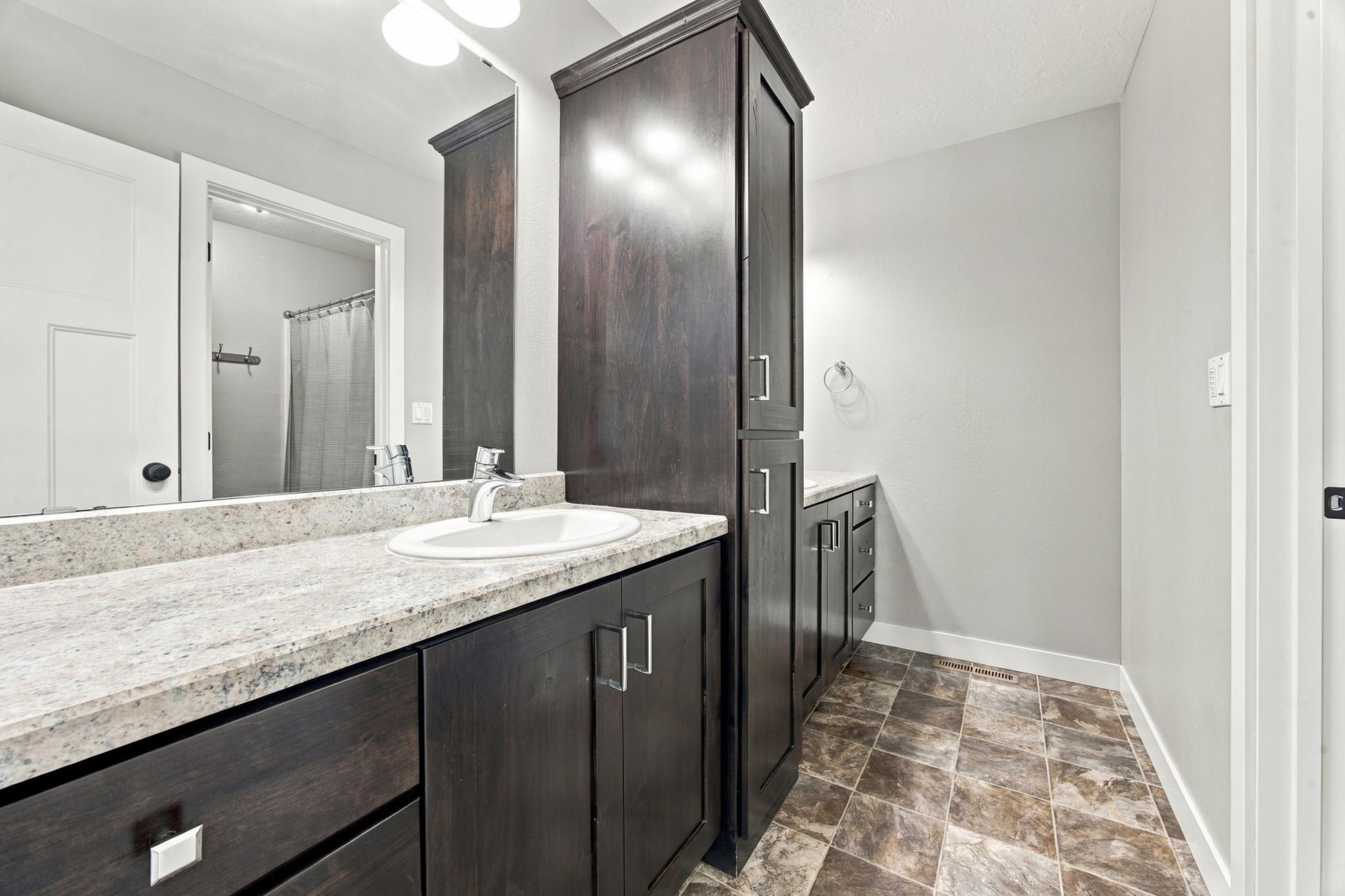 2011 single family home for sale at 4914 Loden Court S in Fargo, ND — 5 bed, 4 bath (photo 25 of 51)
