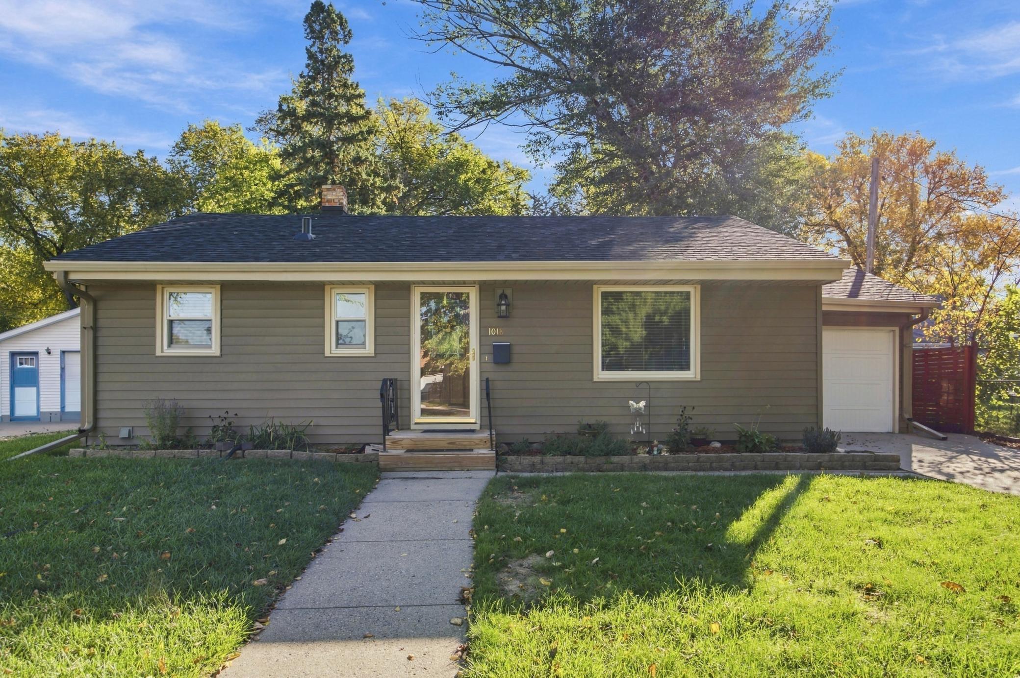 1956 single family home for sale at 1018 21st Street S in Fargo, ND — 2 bed, 1 bath