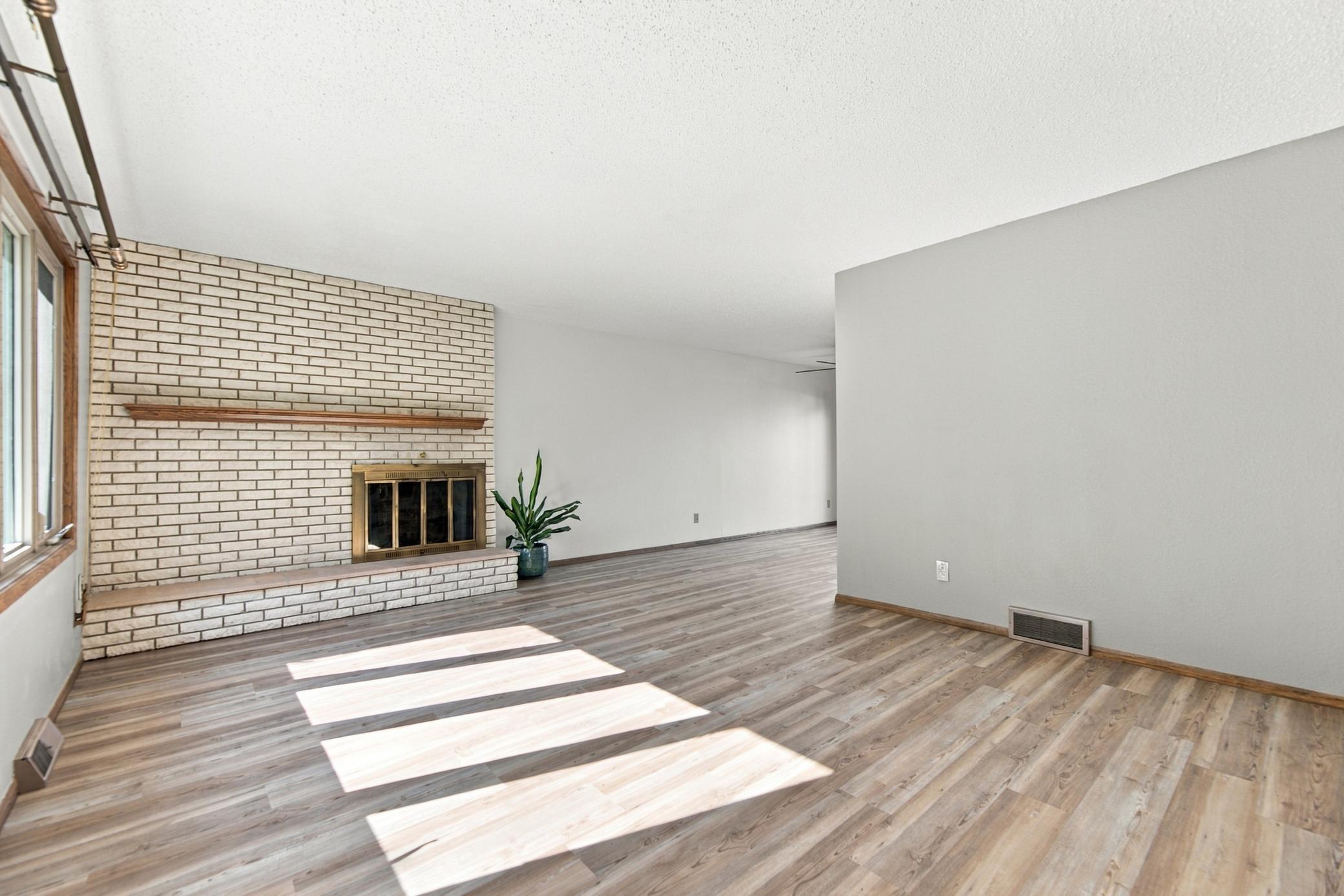 1978 townhouse for sale at 1402 E Gateway Circle S, Unit H in Fargo, ND — 2 bed, 2 bath (photo 2 of 35)
