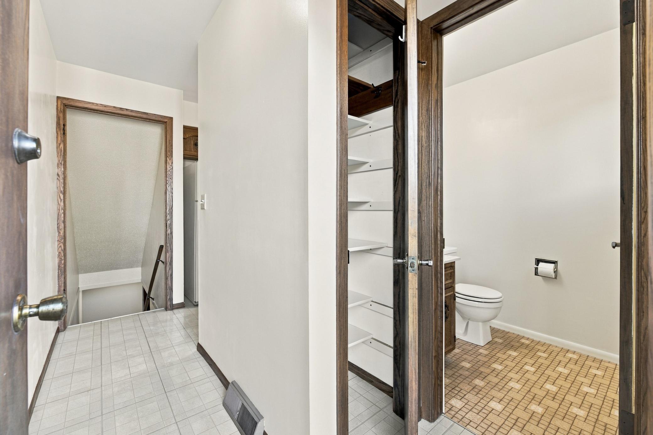 1978 townhouse for sale at 1402 E Gateway Circle S, Unit H in Fargo, ND — 2 bed, 2 bath (photo 11 of 35)
