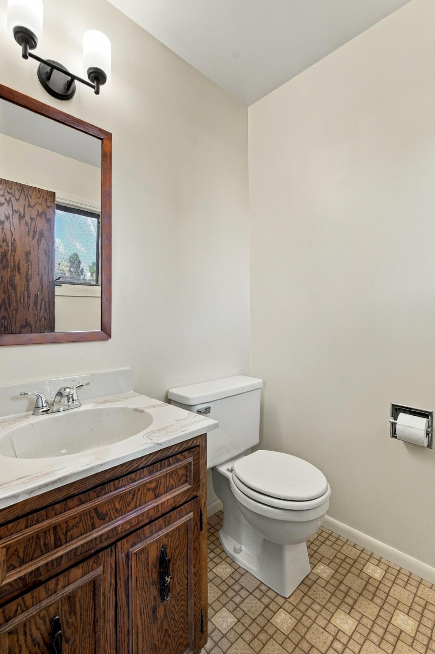 1978 townhouse for sale at 1402 E Gateway Circle S, Unit H in Fargo, ND — 2 bed, 2 bath (photo 12 of 35)