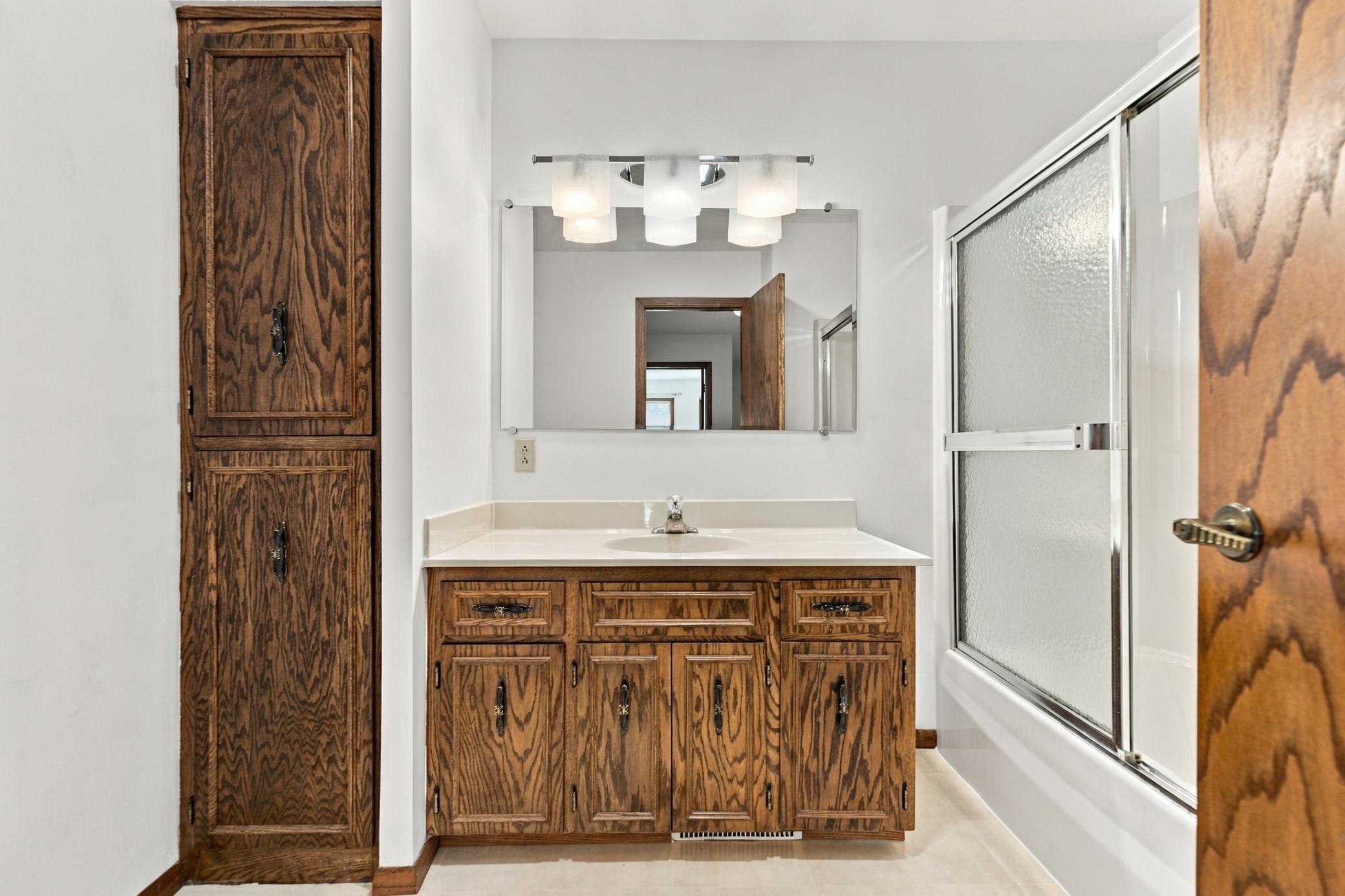 1978 townhouse for sale at 1402 E Gateway Circle S, Unit H in Fargo, ND — 2 bed, 2 bath (photo 18 of 35)