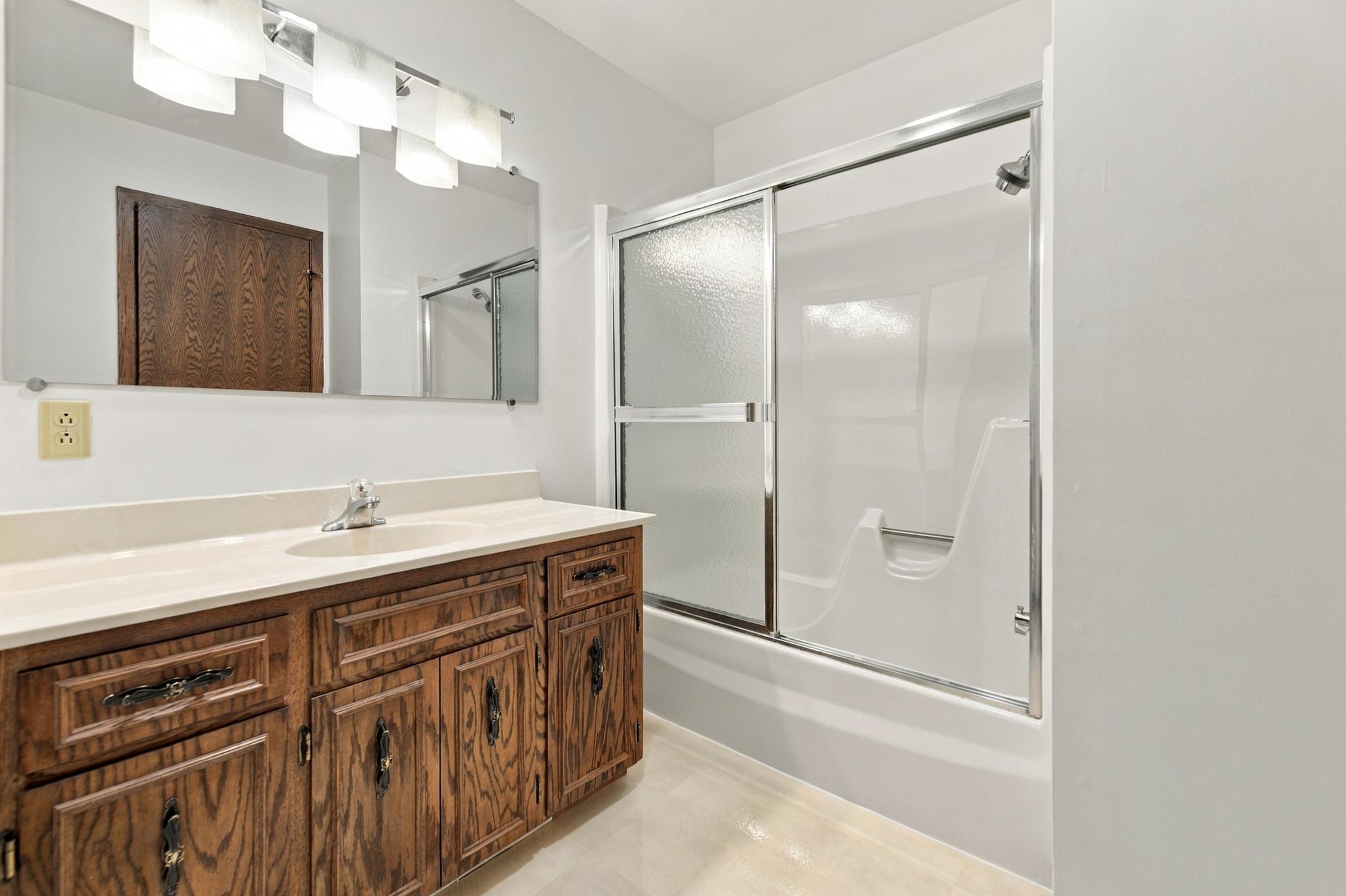 1978 townhouse for sale at 1402 E Gateway Circle S, Unit H in Fargo, ND — 2 bed, 2 bath (photo 19 of 35)