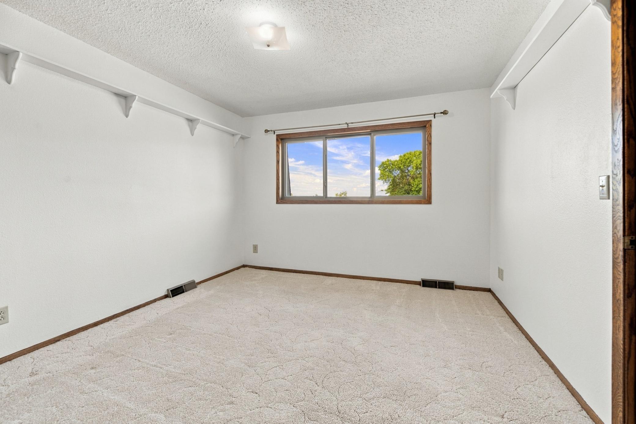 1978 townhouse for sale at 1402 E Gateway Circle S, Unit H in Fargo, ND — 2 bed, 2 bath (photo 21 of 35)