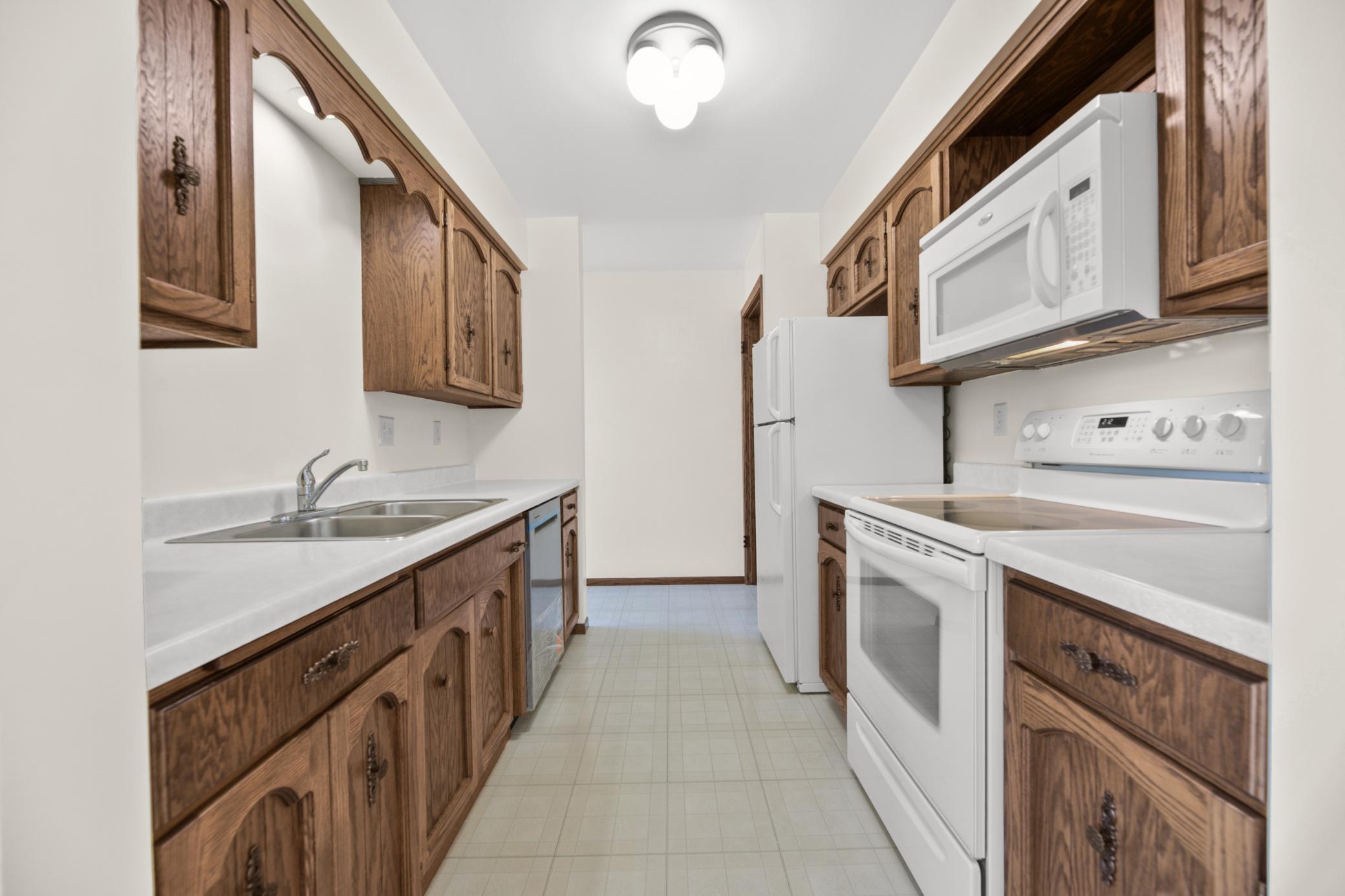 1978 townhouse for sale at 1402 E Gateway Circle S, Unit H in Fargo, ND — 2 bed, 2 bath (photo 8 of 35)