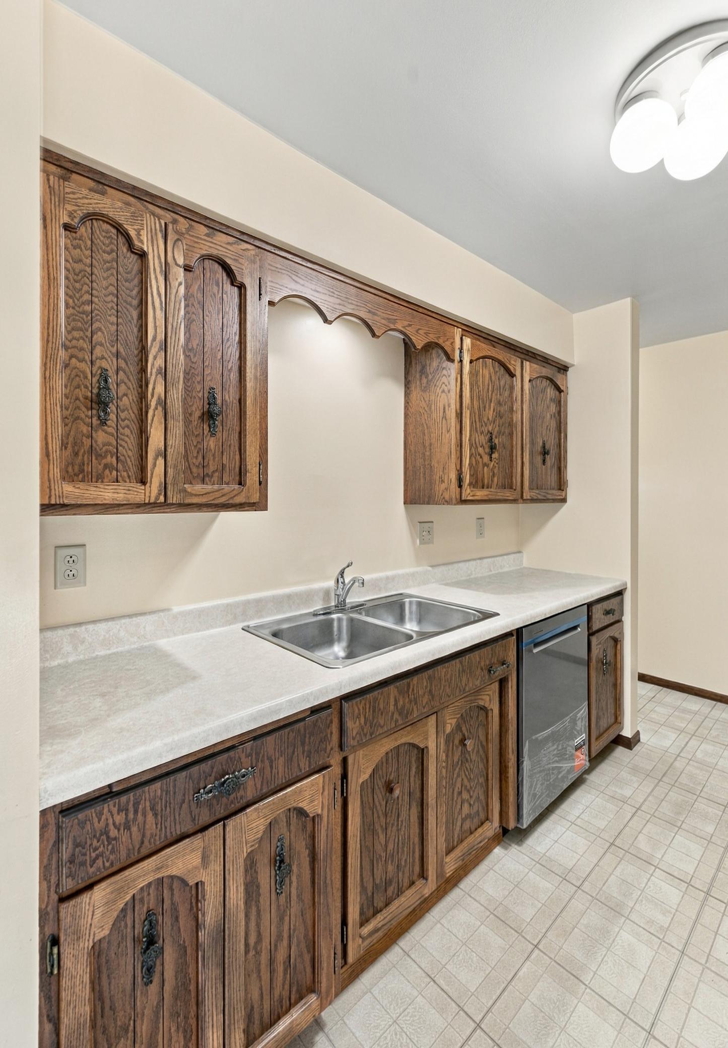 1978 townhouse for sale at 1402 E Gateway Circle S, Unit H in Fargo, ND — 2 bed, 2 bath (photo 9 of 35)