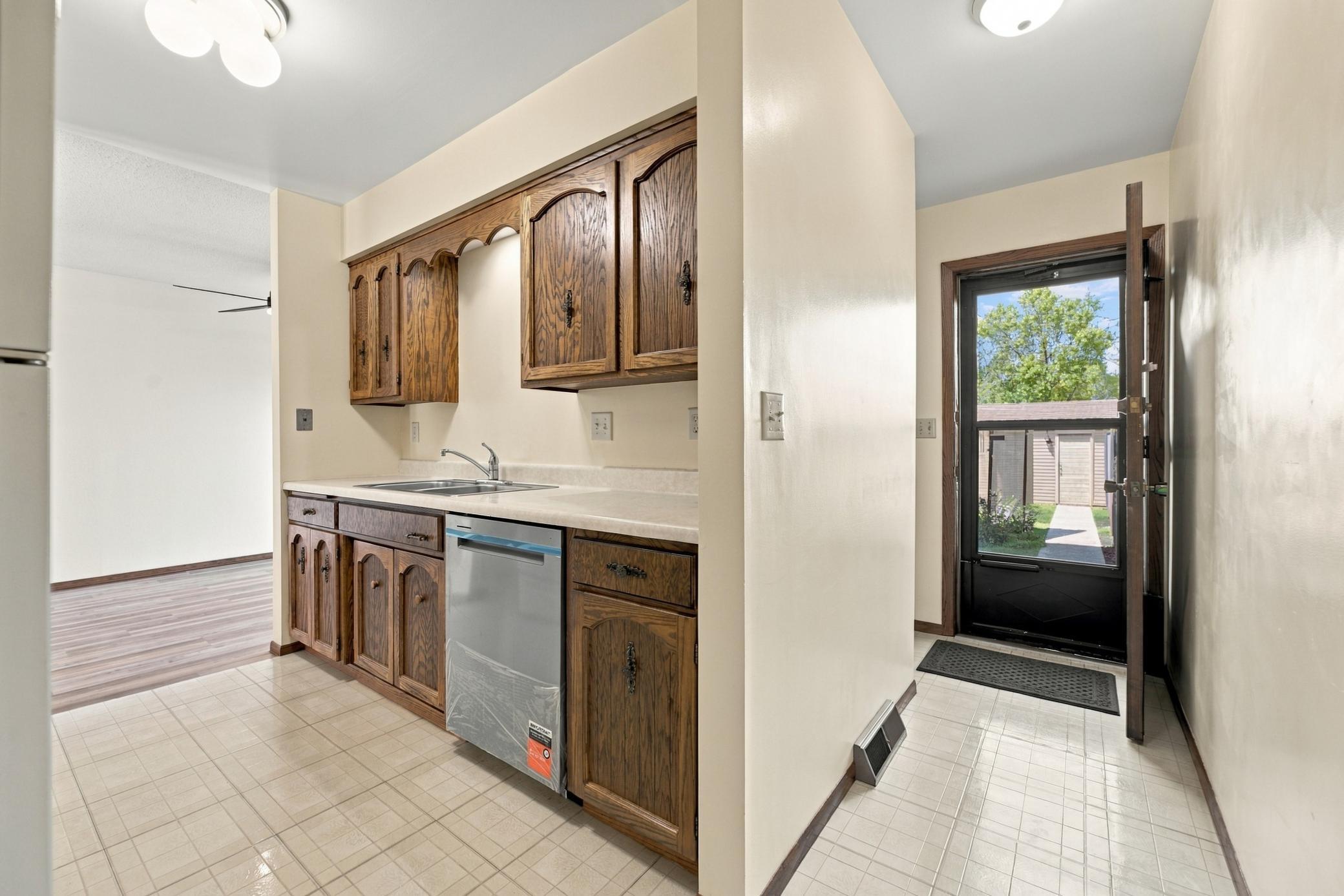 1978 townhouse for sale at 1402 E Gateway Circle S, Unit H in Fargo, ND — 2 bed, 2 bath (photo 10 of 35)