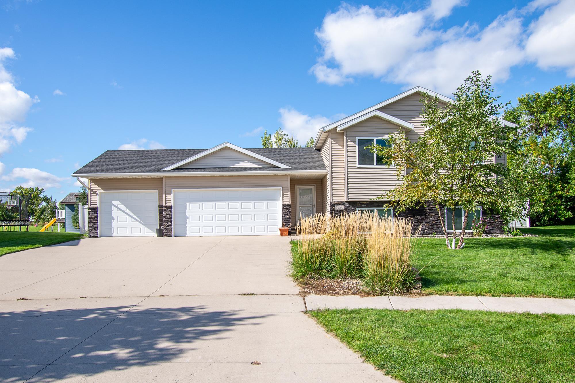 2013 single family home for sale at 5883 Autumn Drive S in Fargo, ND — 4 bed, 2 bath