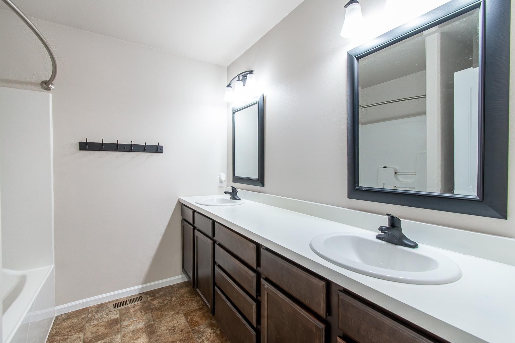 2013 single family home for sale at 5883 Autumn Drive S in Fargo, ND — 4 bed, 2 bath (photo 19 of 56)