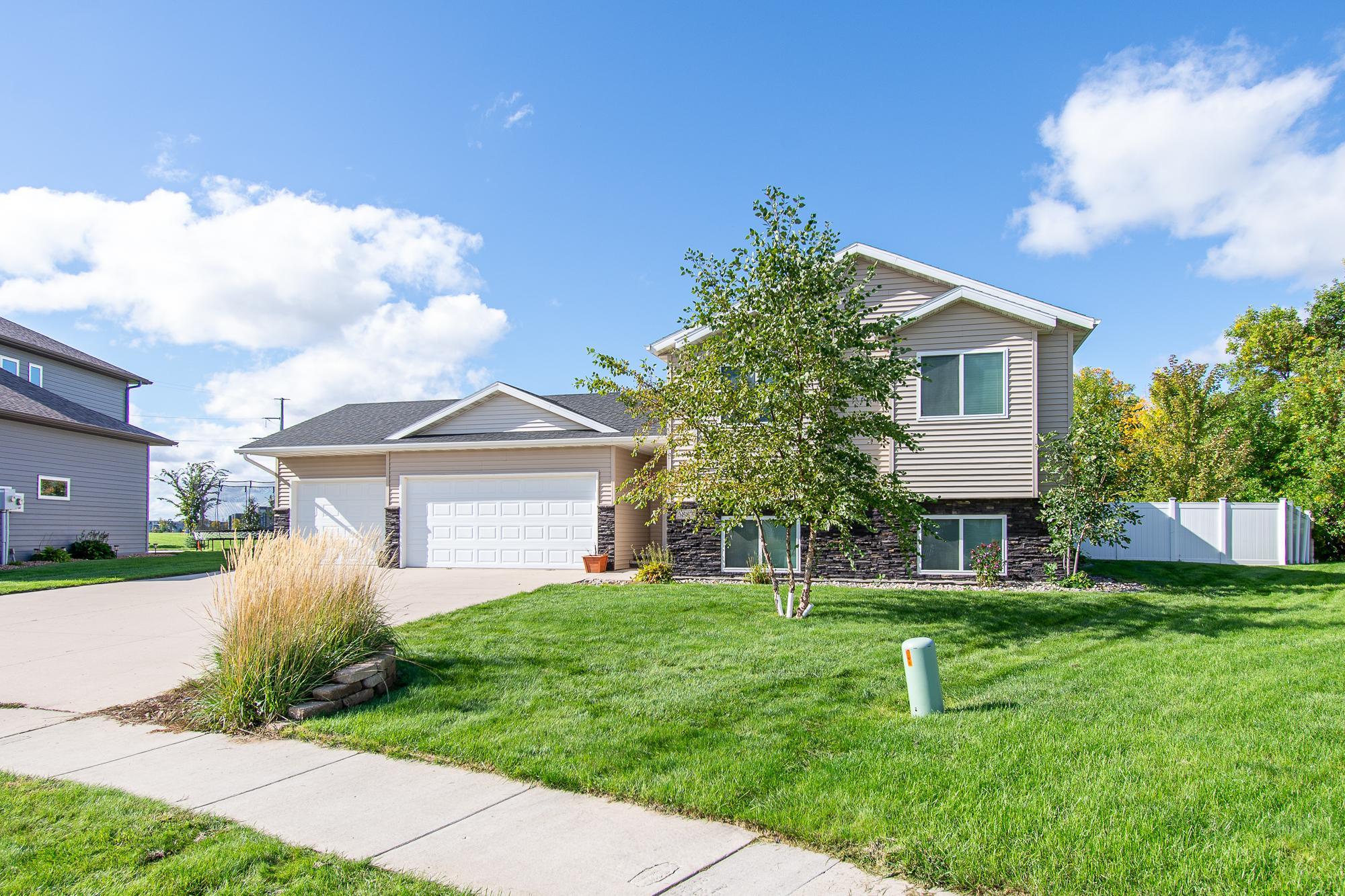2013 single family home for sale at 5883 Autumn Drive S in Fargo, ND — 4 bed, 2 bath (photo 3 of 56)