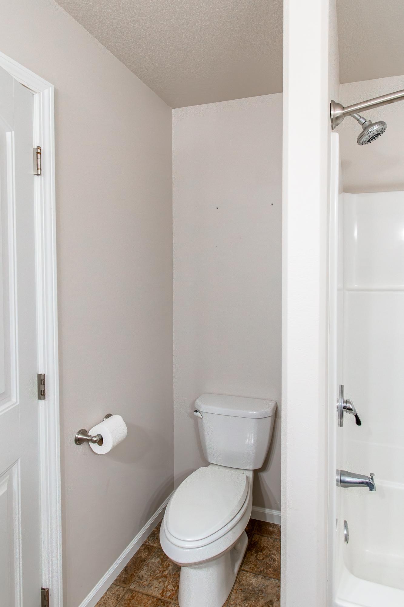 2013 single family home for sale at 5883 Autumn Drive S in Fargo, ND — 4 bed, 2 bath (photo 22 of 56)