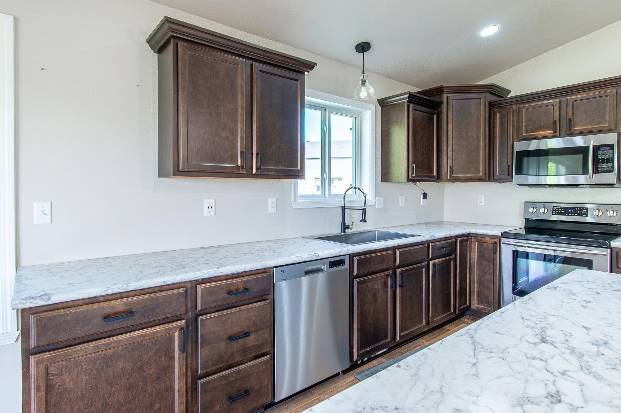 2013 single family home for sale at 5883 Autumn Drive S in Fargo, ND — 4 bed, 2 bath (photo 6 of 56)