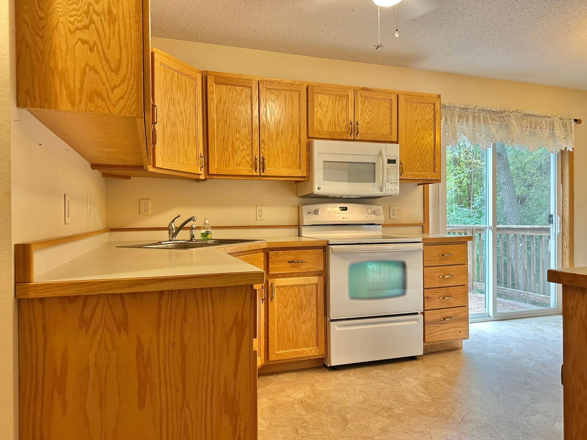 2001 twin home for sale at 806 Pine Street, Unit 5 in Park Rapids, MN — 3 bed, 3 bath (photo 11 of 41)