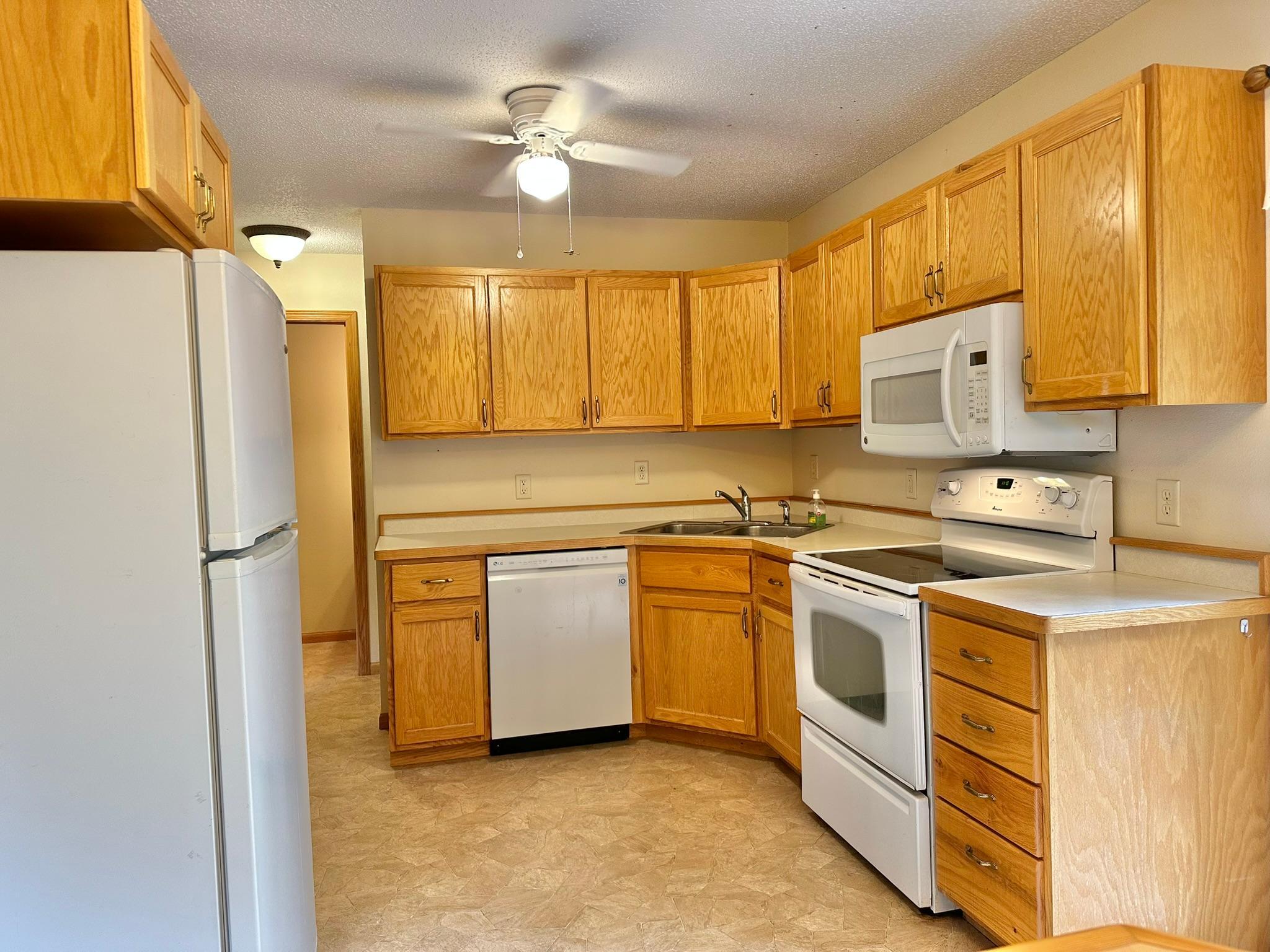 2001 twin home for sale at 806 Pine Street, Unit 5 in Park Rapids, MN — 3 bed, 3 bath (photo 12 of 41)