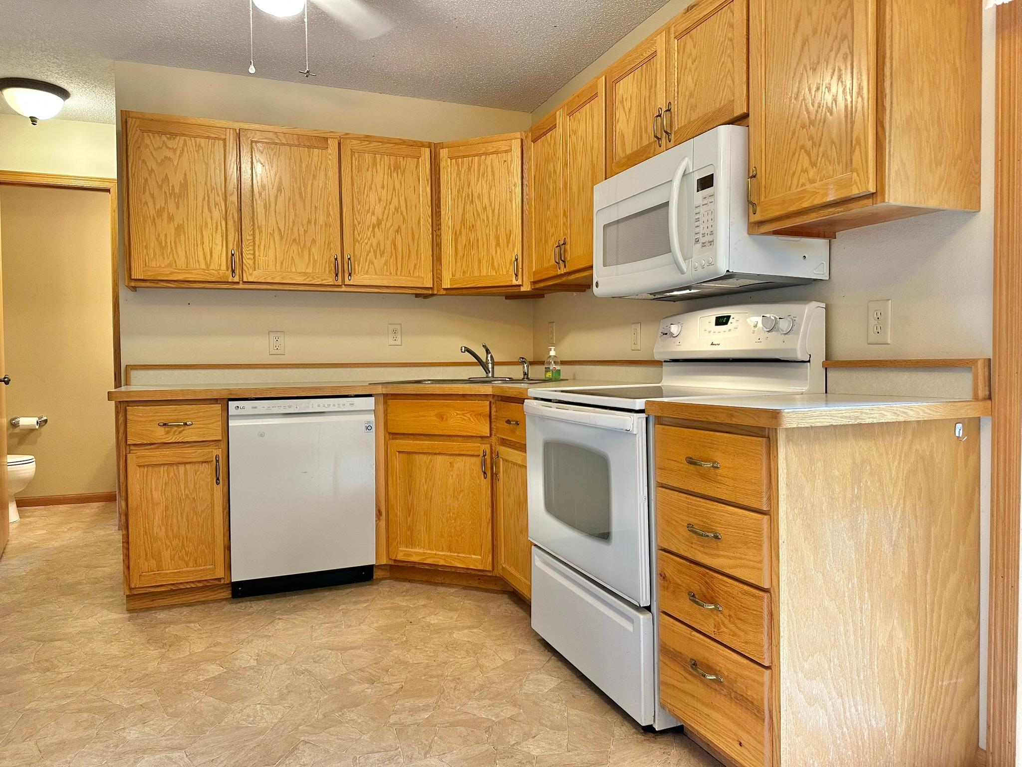 2001 twin home for sale at 806 Pine Street, Unit 5 in Park Rapids, MN — 3 bed, 3 bath (photo 13 of 41)