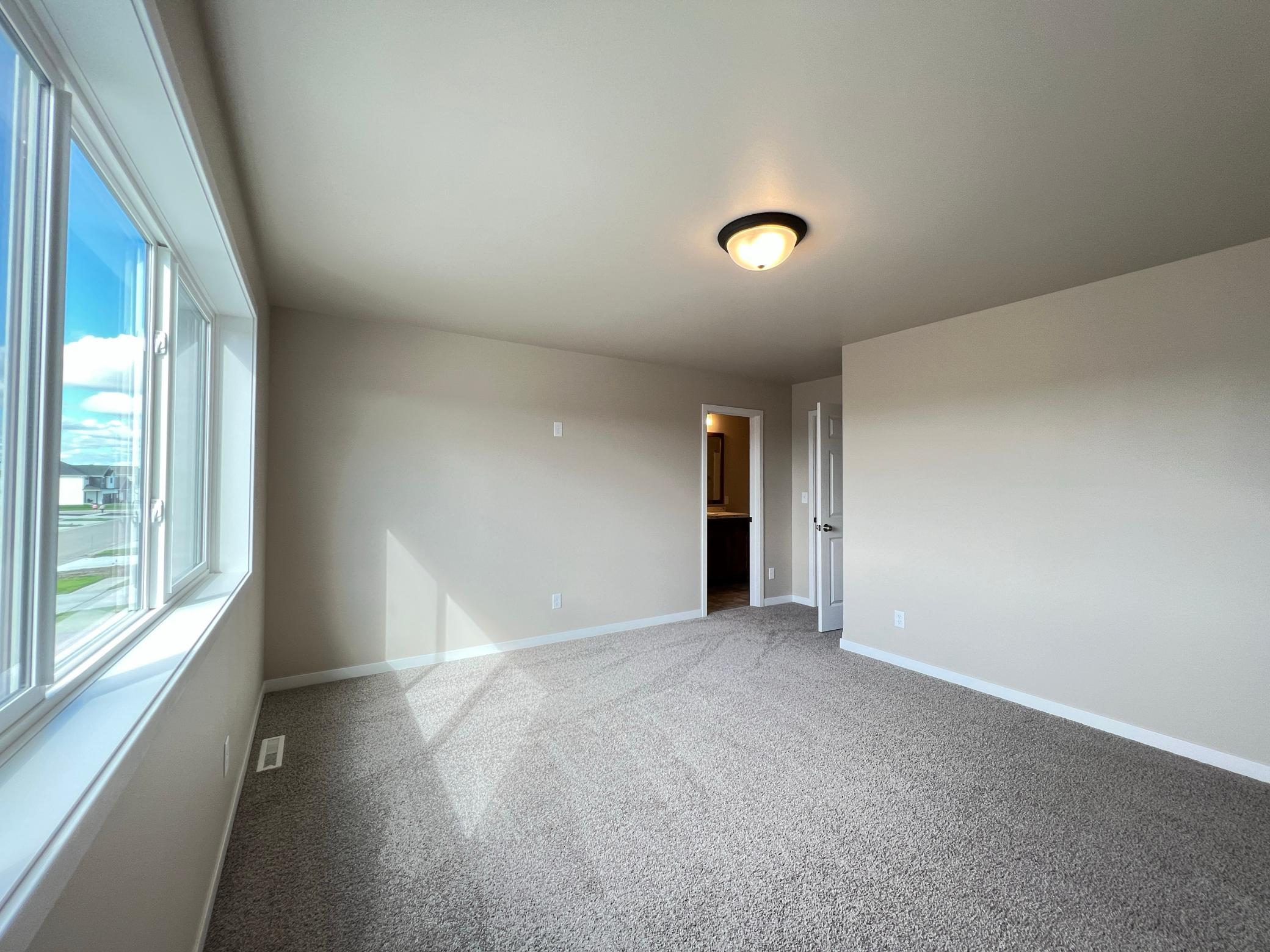 2026 single family home for sale at 6776 32nd Street S in Fargo, ND — 4 bed, 3 bath (photo 18 of 30)