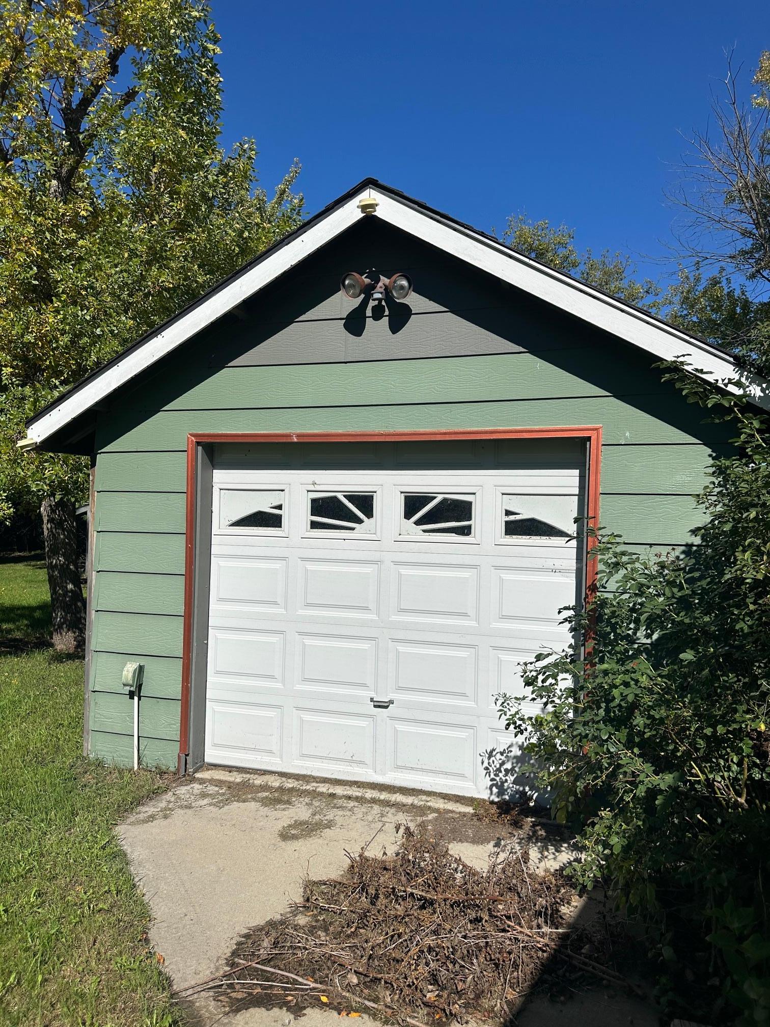 1957 single family home for sale at 408 3rd Avenue NW in LaMoure, ND — 3 bed, 2 bath (photo 37 of 46)