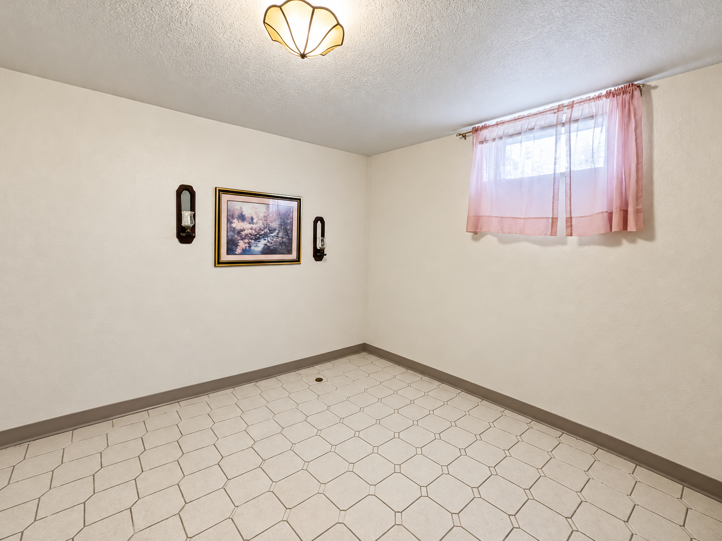 1988 single family home for sale at 33210 593rd Avenue in Warroad, MN — 3 bed, 1 bath (photo 14 of 21)