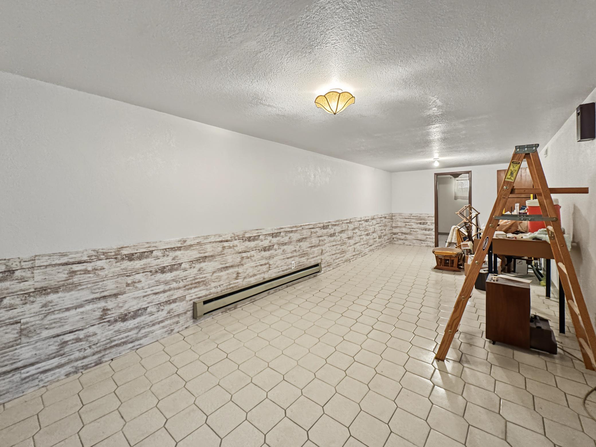 1988 single family home for sale at 33210 593rd Avenue in Warroad, MN — 3 bed, 1 bath (photo 15 of 21)