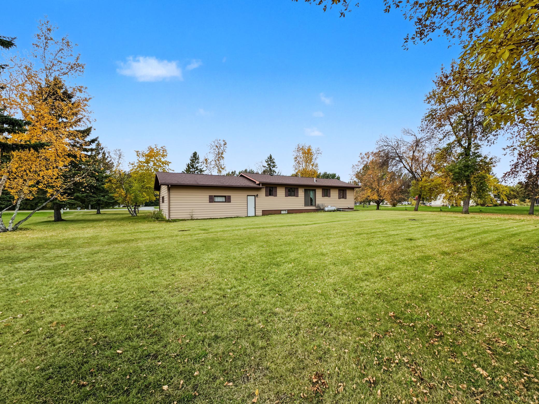 1988 single family home for sale at 33210 593rd Avenue in Warroad, MN — 3 bed, 1 bath (photo 17 of 21)