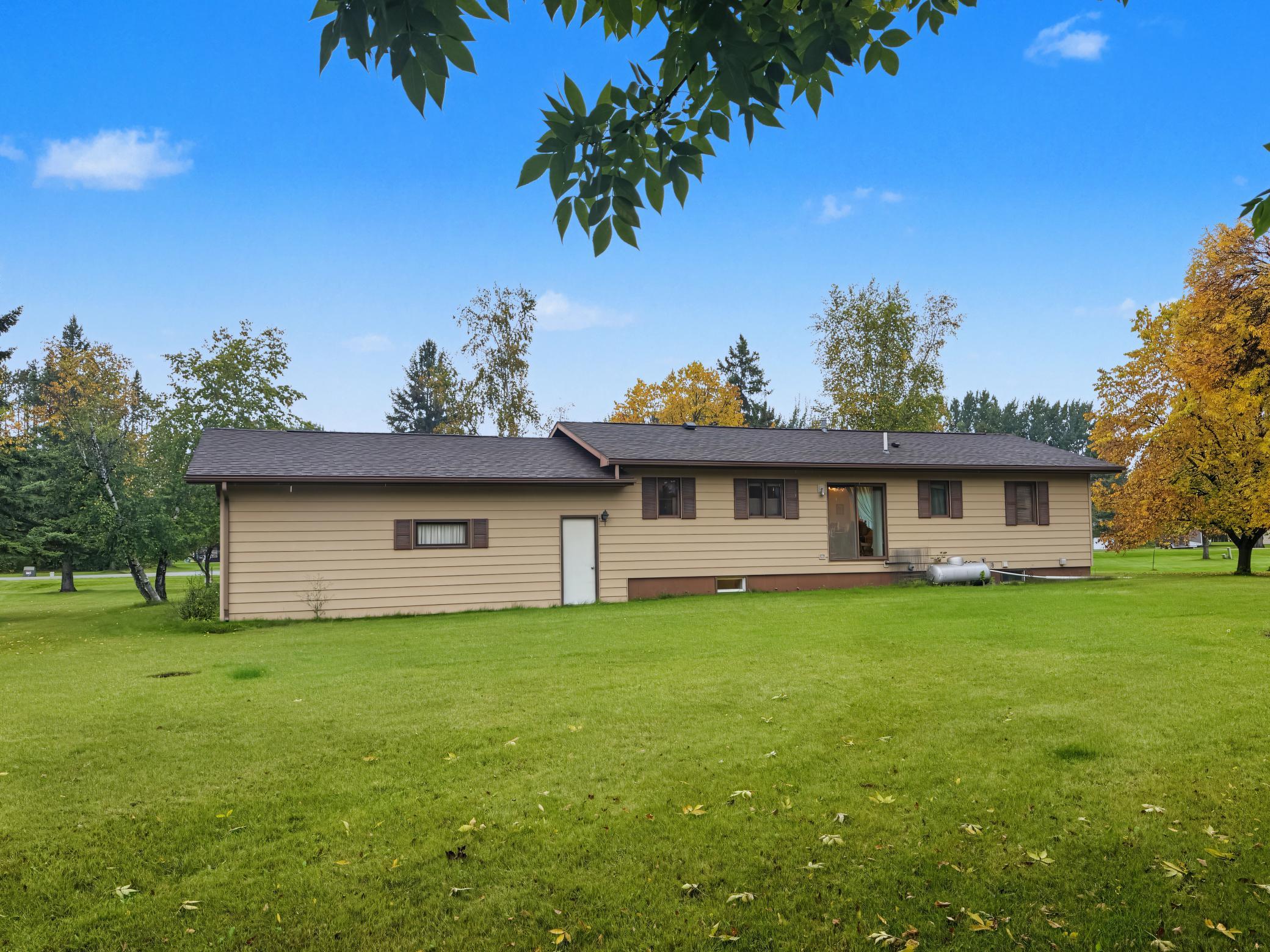 1988 single family home for sale at 33210 593rd Avenue in Warroad, MN — 3 bed, 1 bath (photo 18 of 21)