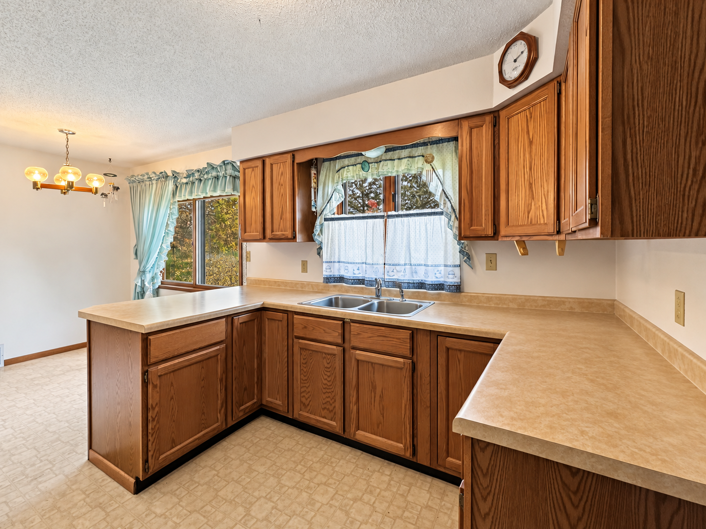 1988 single family home for sale at 33210 593rd Avenue in Warroad, MN — 3 bed, 1 bath (photo 4 of 21)