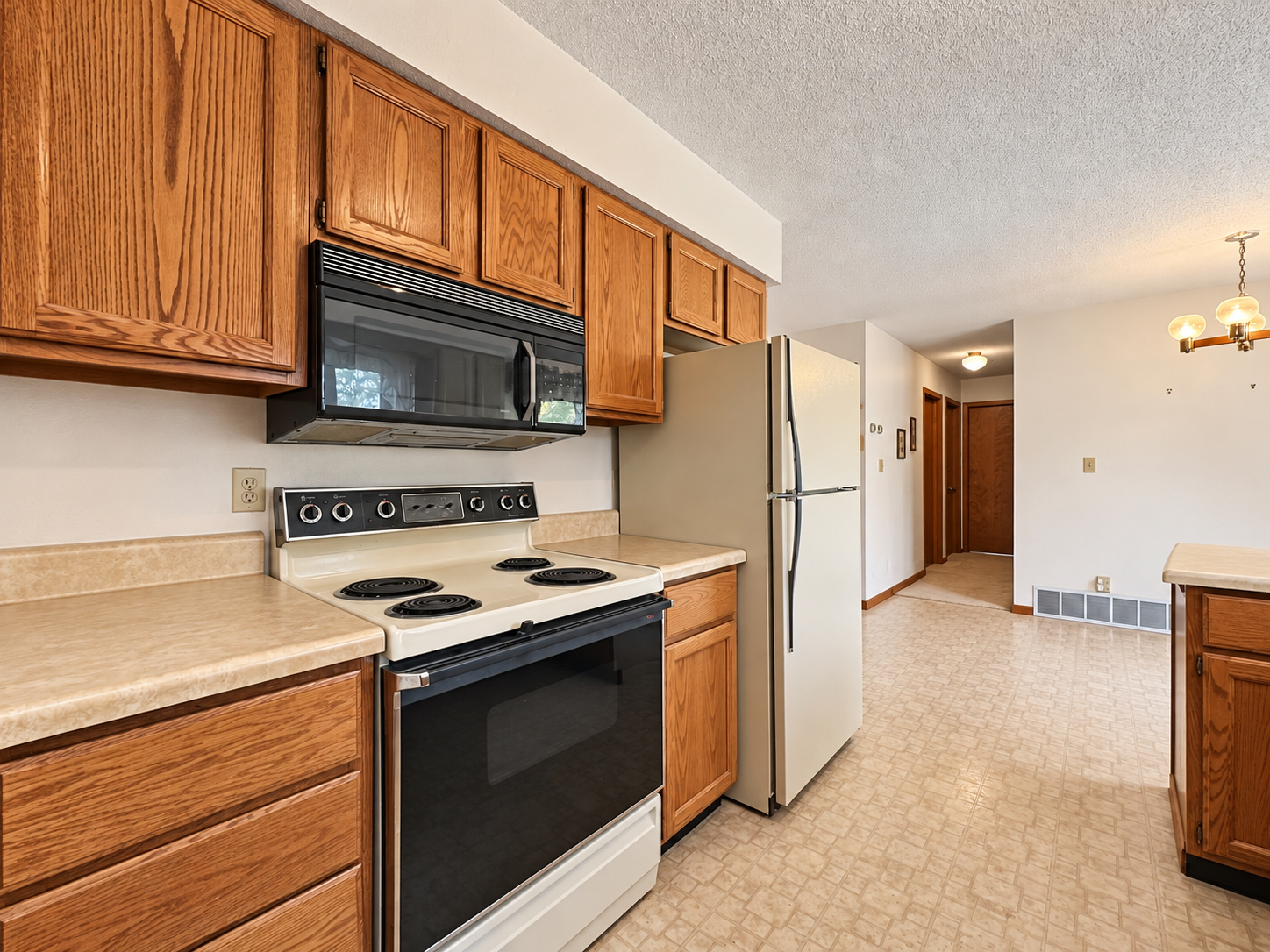 1988 single family home for sale at 33210 593rd Avenue in Warroad, MN — 3 bed, 1 bath (photo 5 of 21)