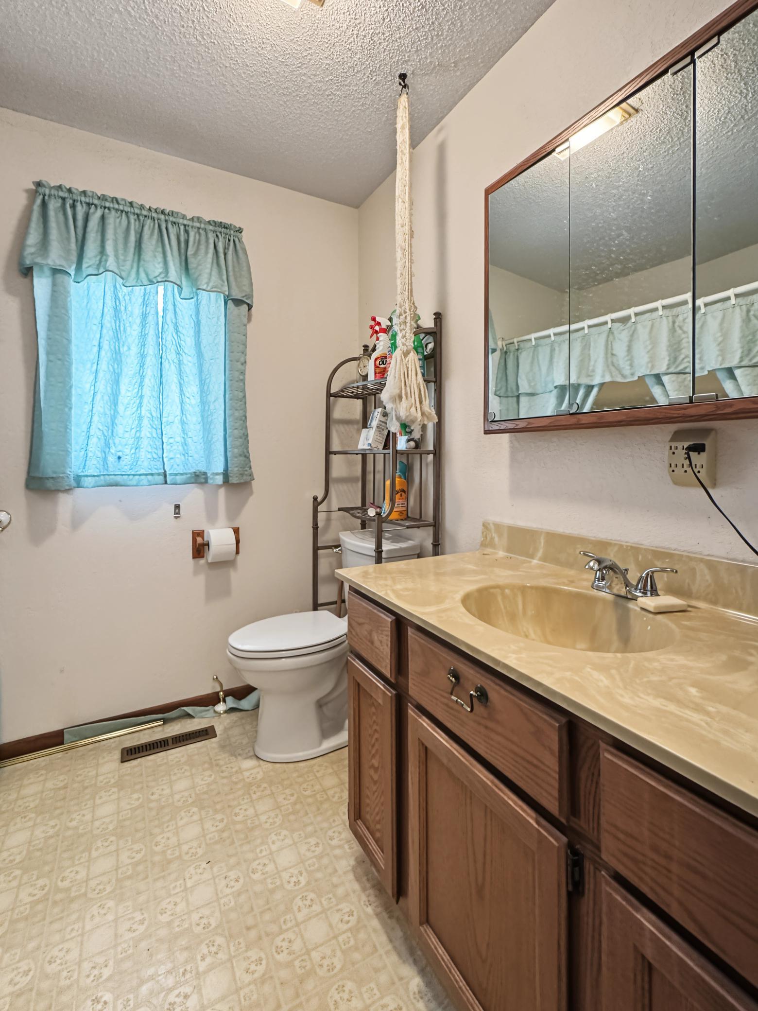 1988 single family home for sale at 33210 593rd Avenue in Warroad, MN — 3 bed, 1 bath (photo 9 of 21)