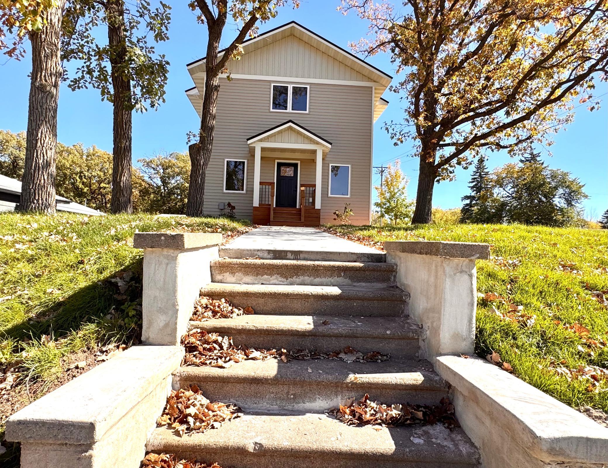 1930 single family home for sale at 1145 Roosevelt Avenue in Detroit Lakes, MN — 3 bed, 2 bath (photo 5 of 58)