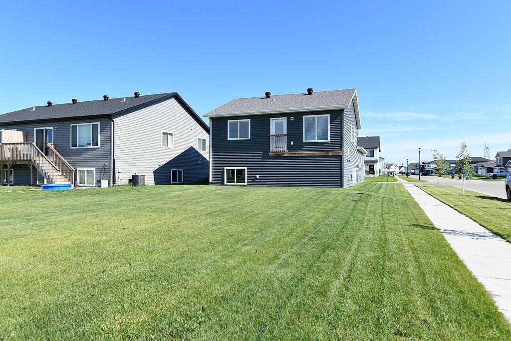 2023 single family home for sale at 1444 69th Avenue S in Fargo, ND — 3 bed, 2 bath (photo 3 of 29)
