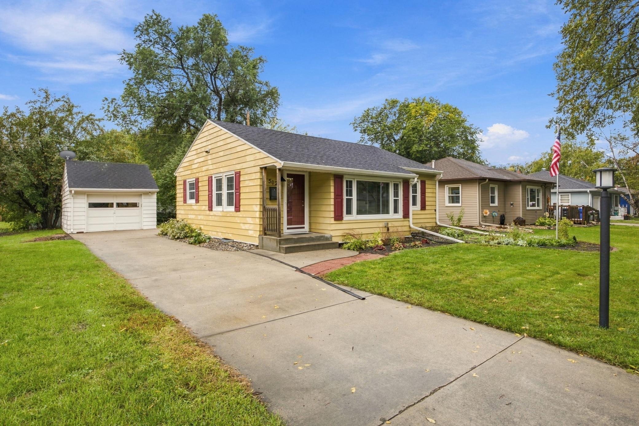 1951 single family home for sale at 502 21st Avenue N in Fargo, ND — 3 bed, 2 bath (photo 2 of 31)