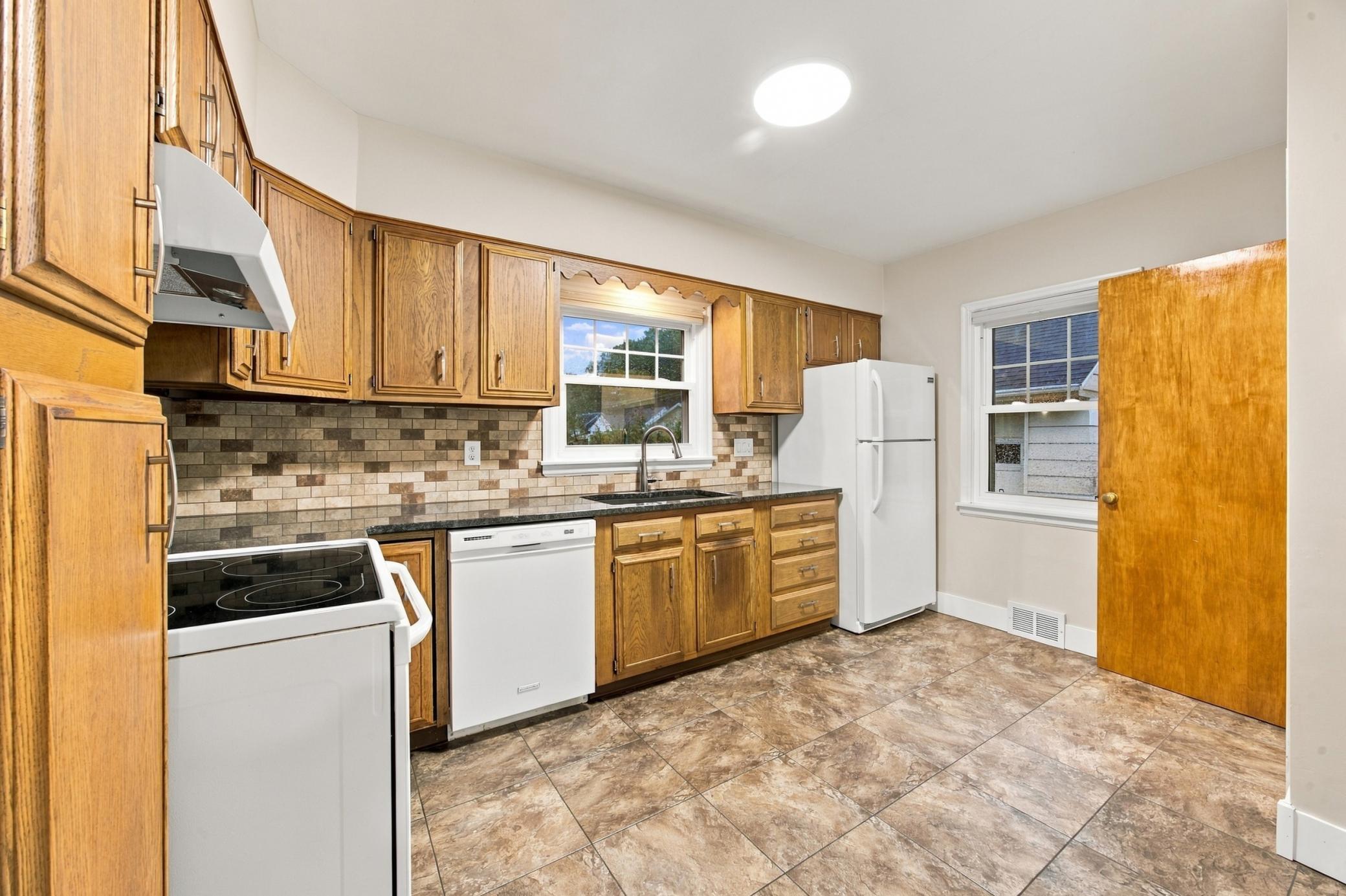 1951 single family home for sale at 502 21st Avenue N in Fargo, ND — 3 bed, 2 bath (photo 8 of 31)