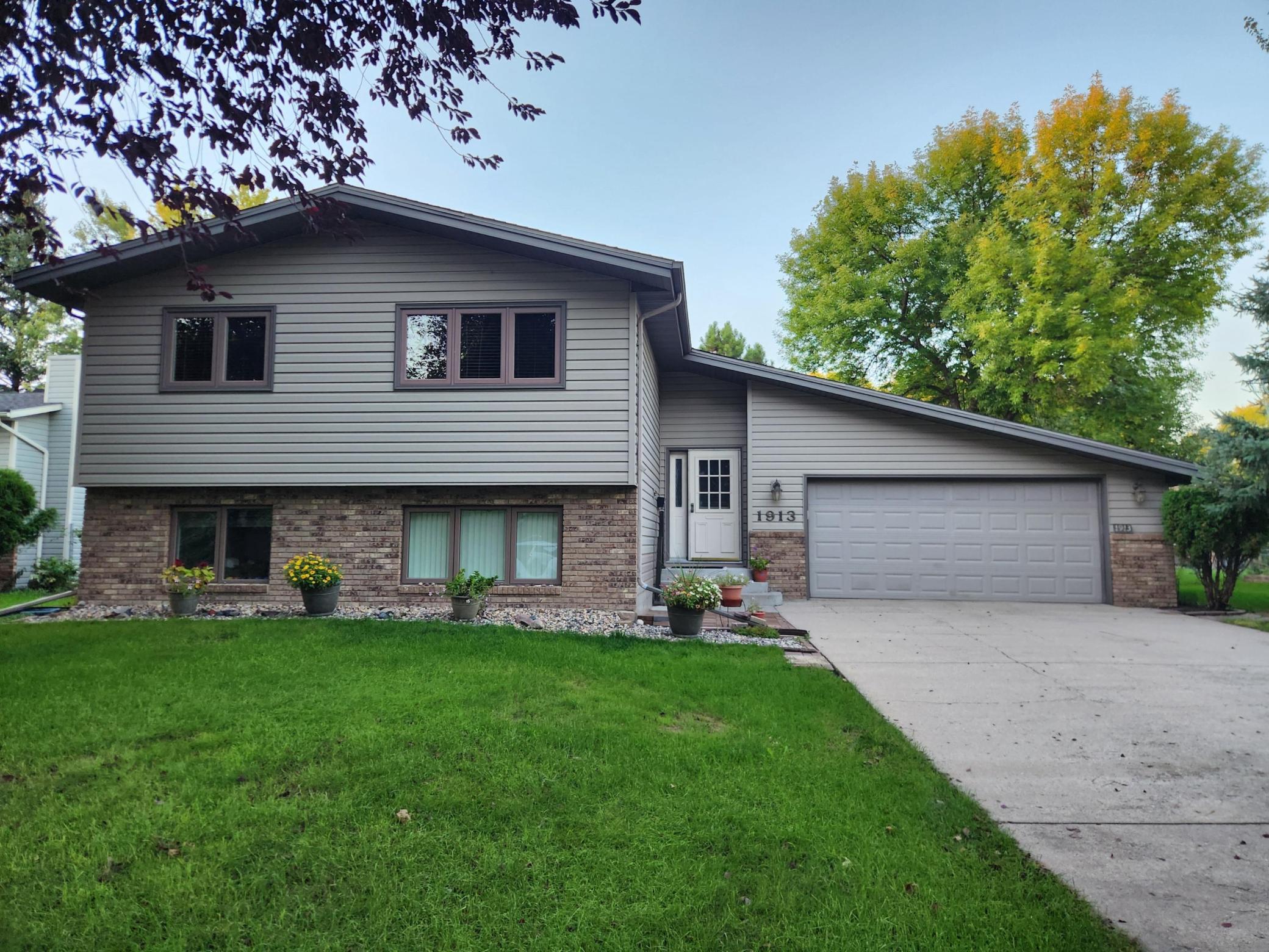 1984 single family home for sale at 1913 26 1/2 Avenue S in Fargo, ND — 4 bed, 2 bath