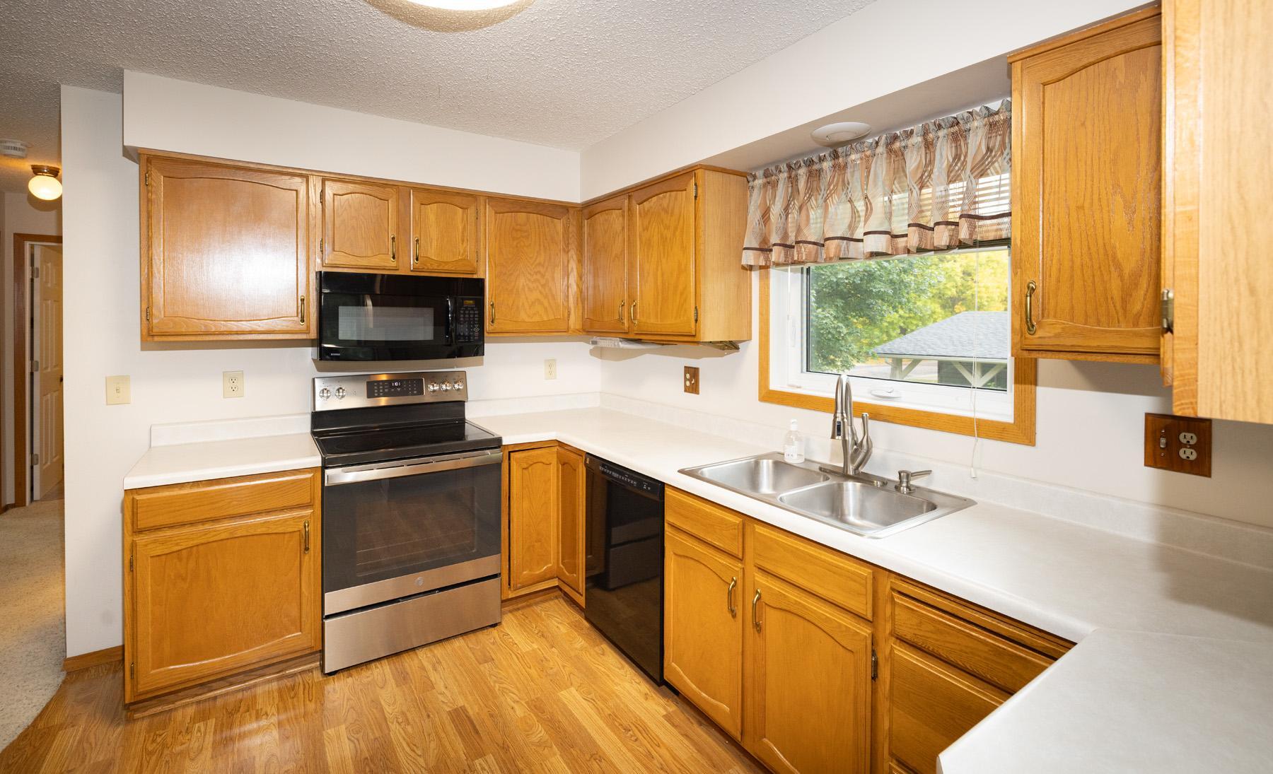 1984 single family home for sale at 1913 26 1/2 Avenue S in Fargo, ND — 4 bed, 2 bath (photo 14 of 47)