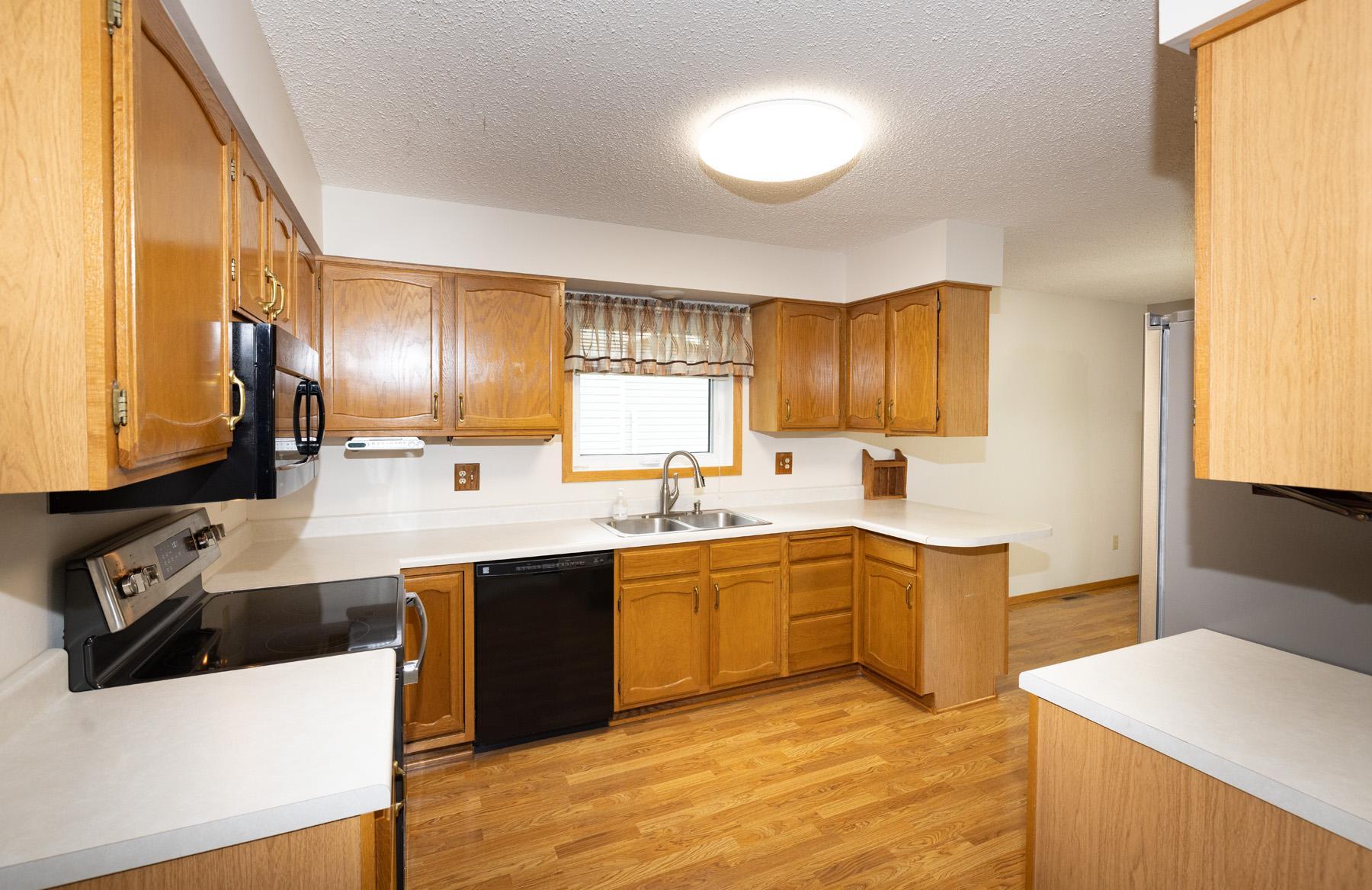 1984 single family home for sale at 1913 26 1/2 Avenue S in Fargo, ND — 4 bed, 2 bath (photo 15 of 47)