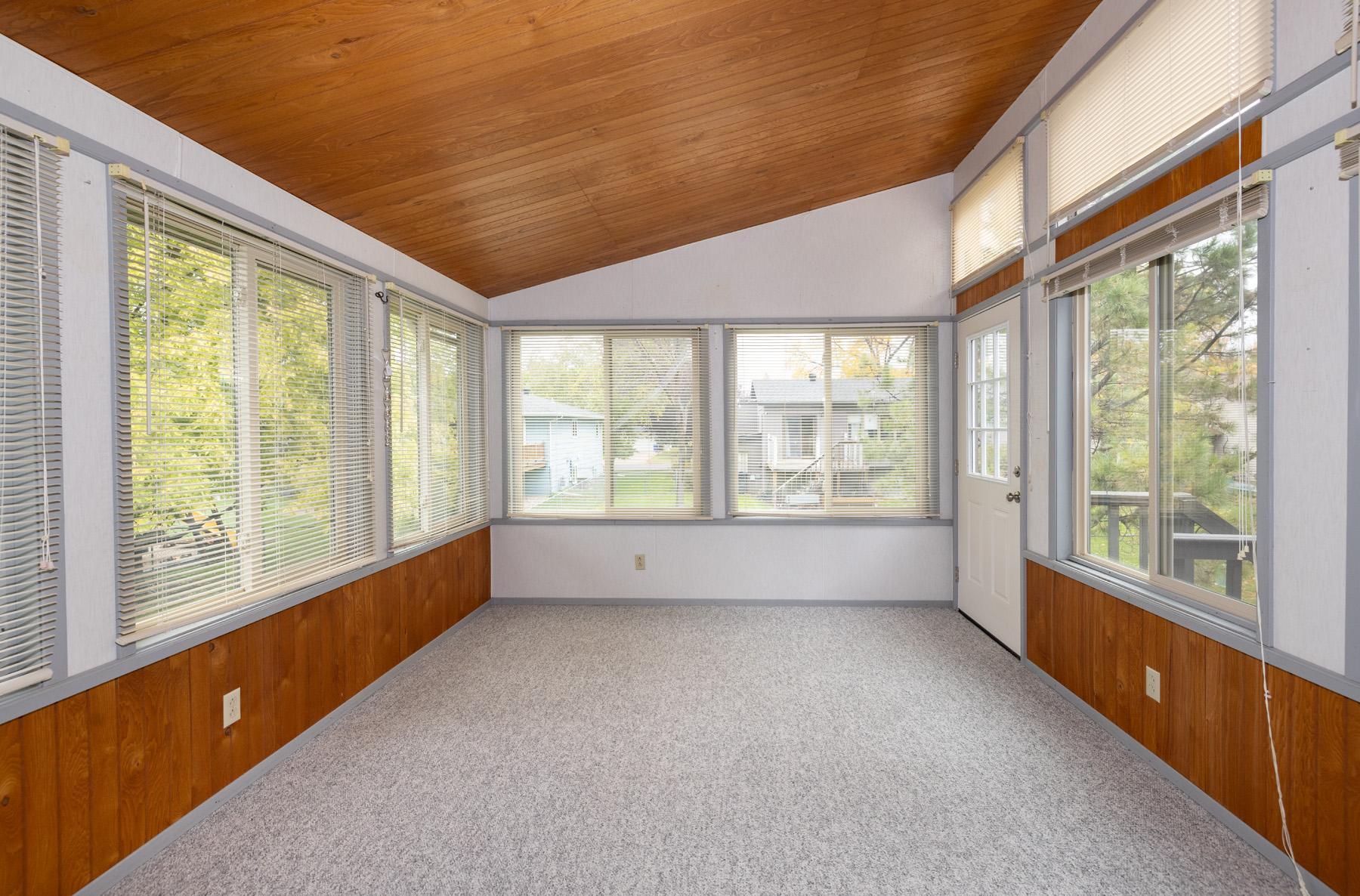 1984 single family home for sale at 1913 26 1/2 Avenue S in Fargo, ND — 4 bed, 2 bath (photo 18 of 47)