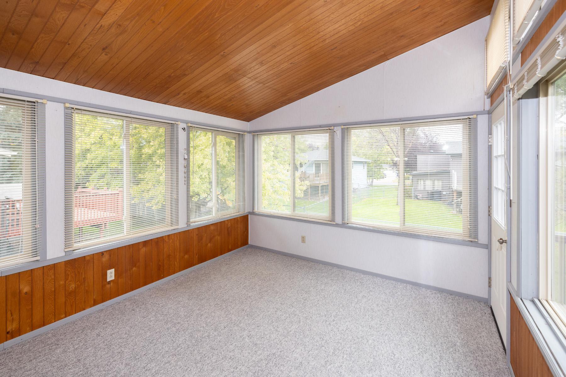 1984 single family home for sale at 1913 26 1/2 Avenue S in Fargo, ND — 4 bed, 2 bath (photo 19 of 47)