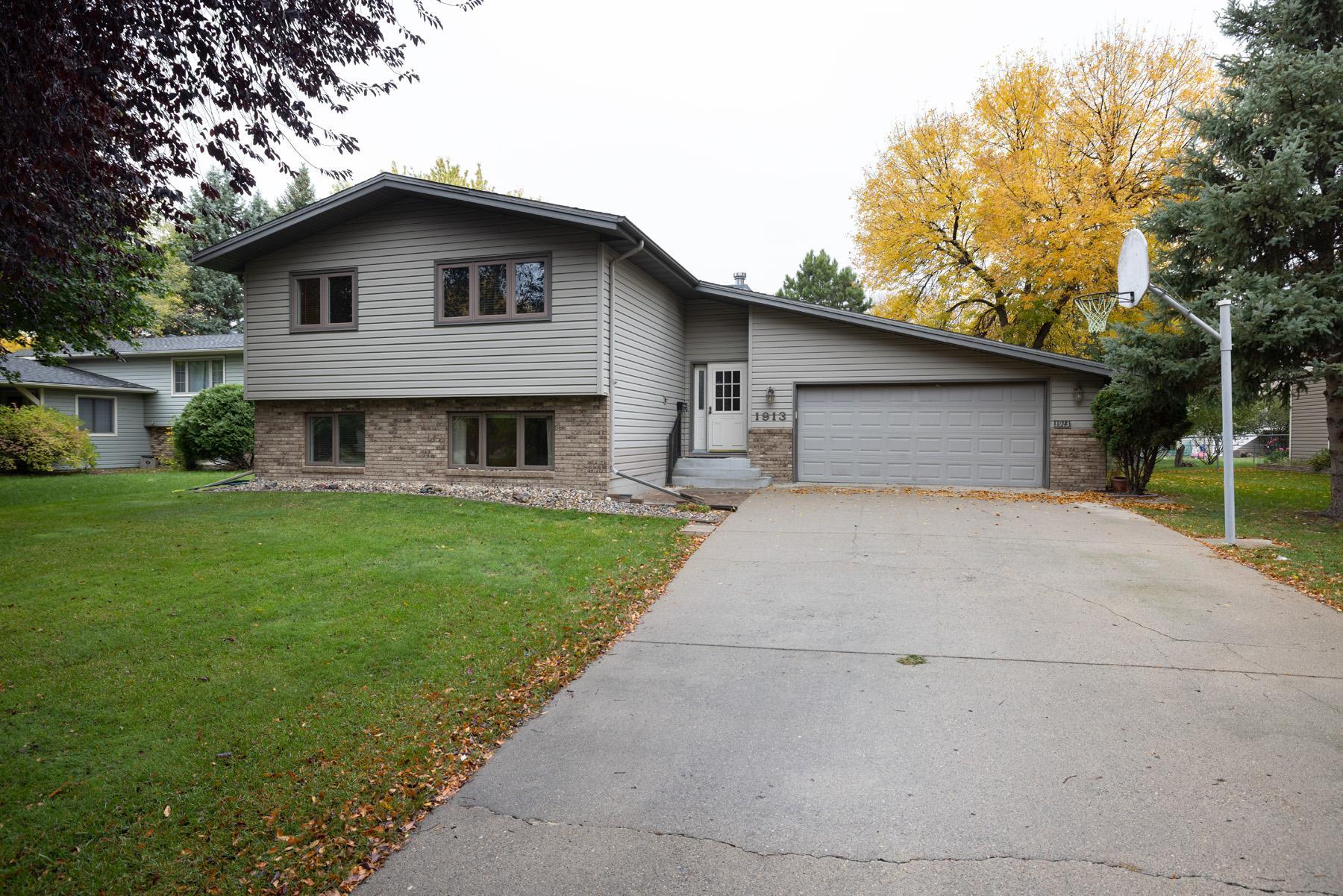 1984 single family home for sale at 1913 26 1/2 Avenue S in Fargo, ND — 4 bed, 2 bath (photo 3 of 47)
