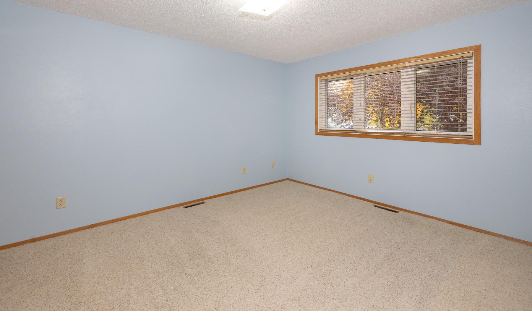 1984 single family home for sale at 1913 26 1/2 Avenue S in Fargo, ND — 4 bed, 2 bath (photo 21 of 47)