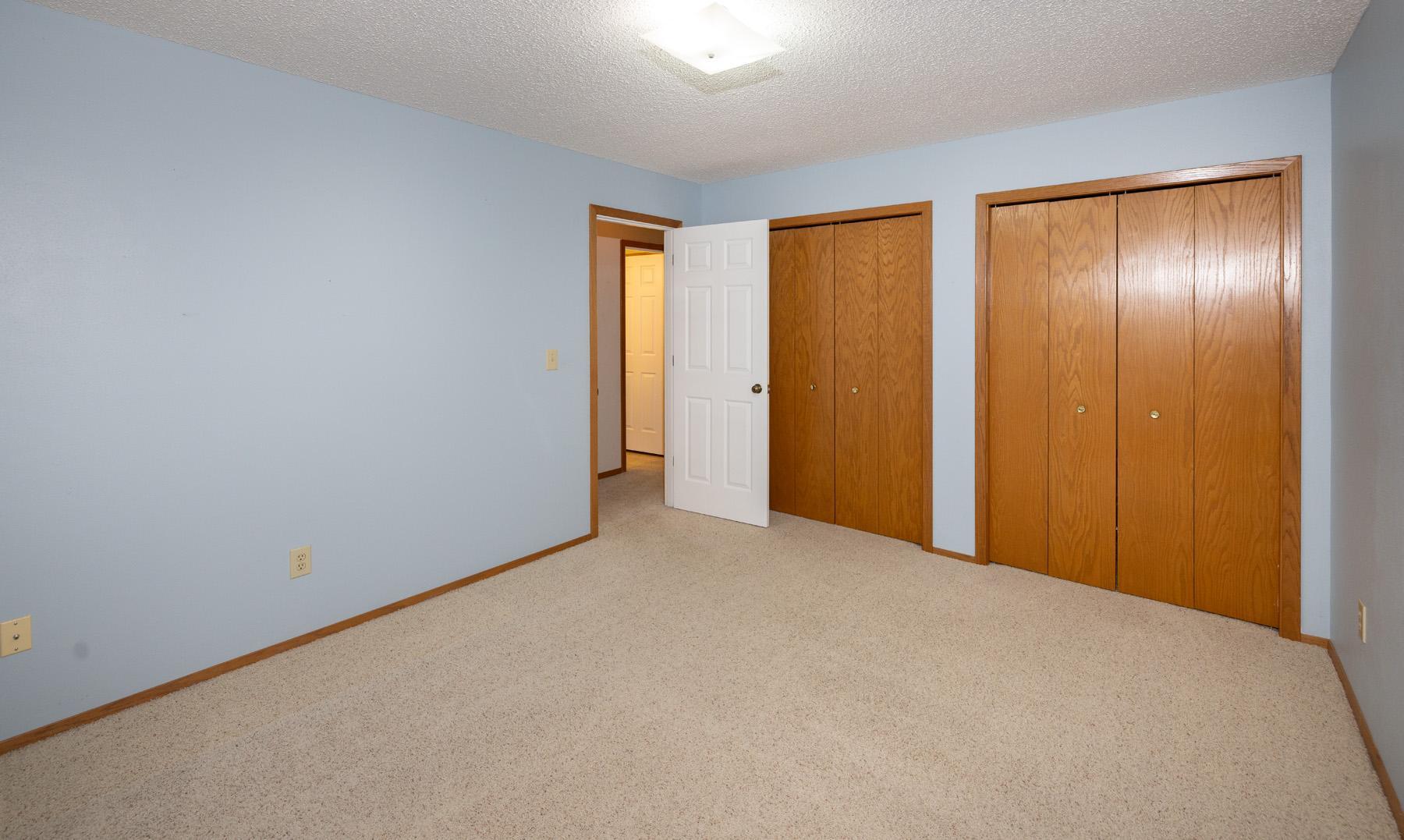 1984 single family home for sale at 1913 26 1/2 Avenue S in Fargo, ND — 4 bed, 2 bath (photo 22 of 47)