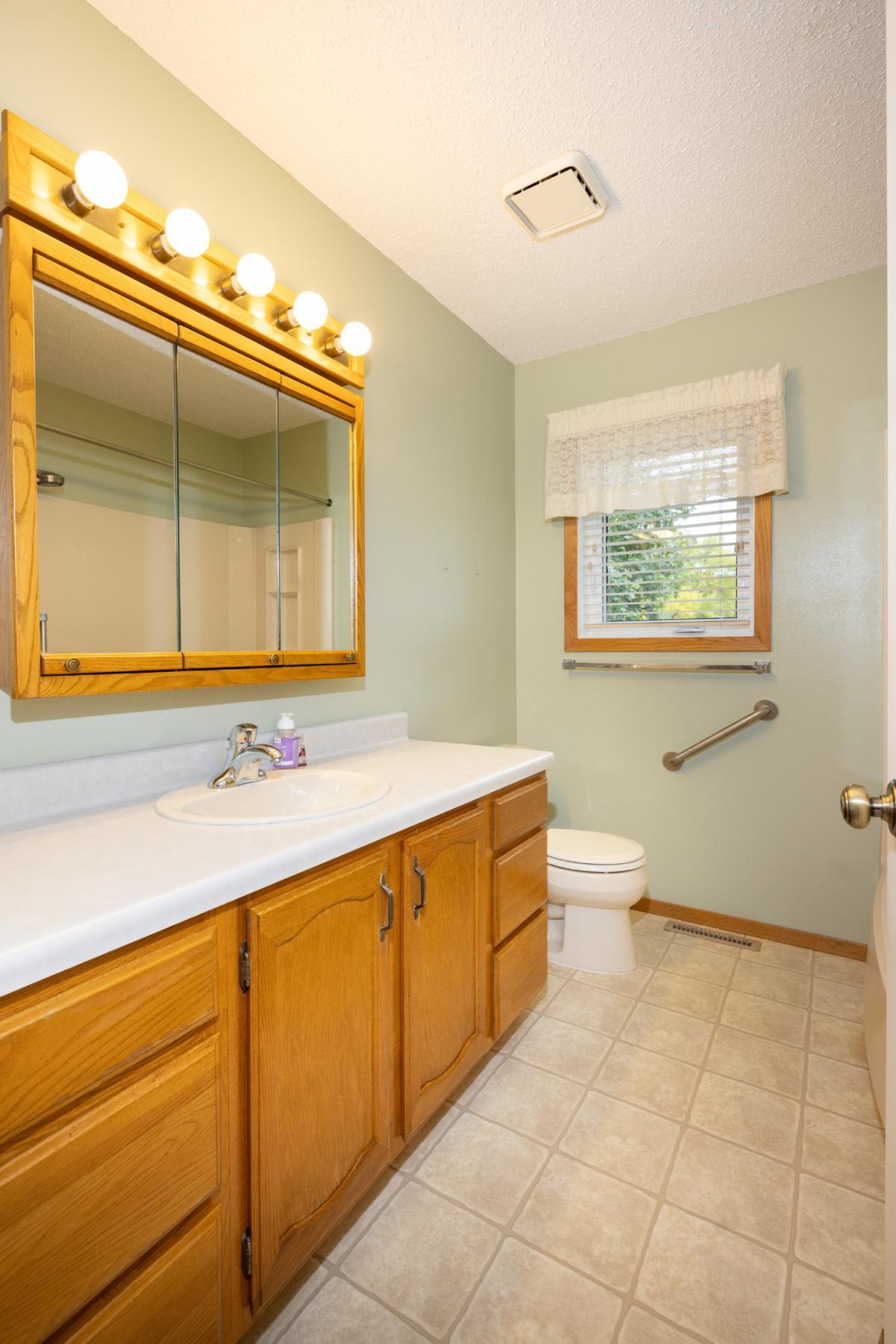 1984 single family home for sale at 1913 26 1/2 Avenue S in Fargo, ND — 4 bed, 2 bath (photo 23 of 47)