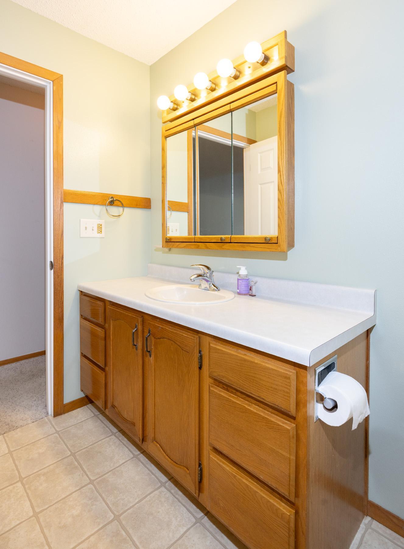 1984 single family home for sale at 1913 26 1/2 Avenue S in Fargo, ND — 4 bed, 2 bath (photo 24 of 47)