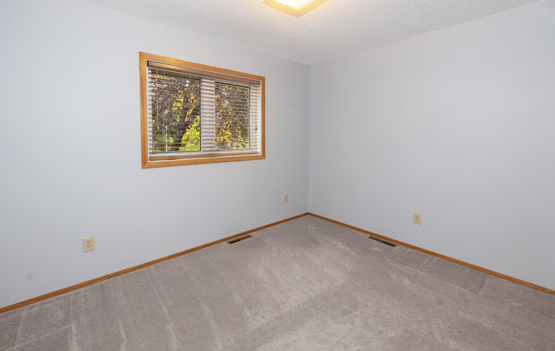 1984 single family home for sale at 1913 26 1/2 Avenue S in Fargo, ND — 4 bed, 2 bath (photo 25 of 47)
