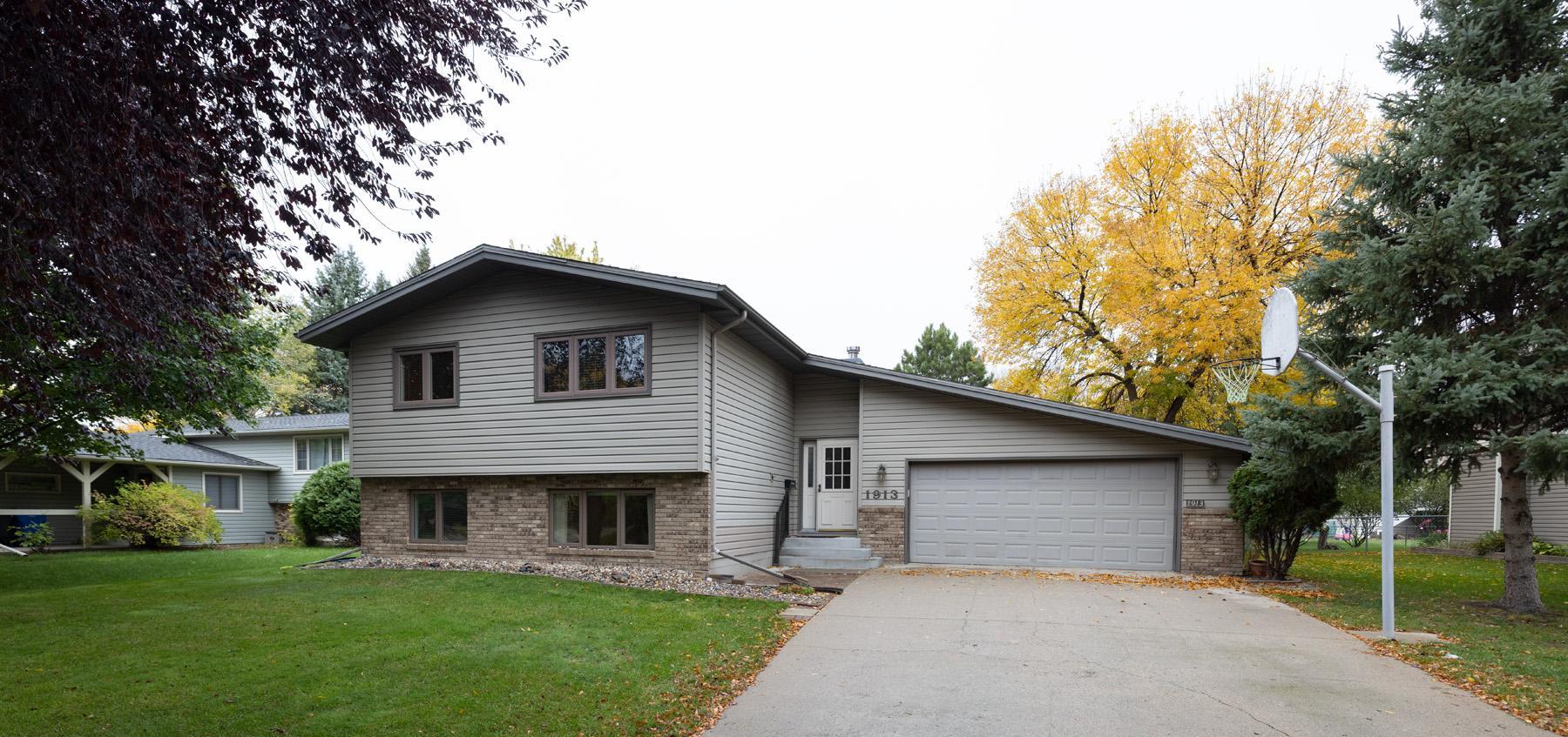 1984 single family home for sale at 1913 26 1/2 Avenue S in Fargo, ND — 4 bed, 2 bath (photo 4 of 47)