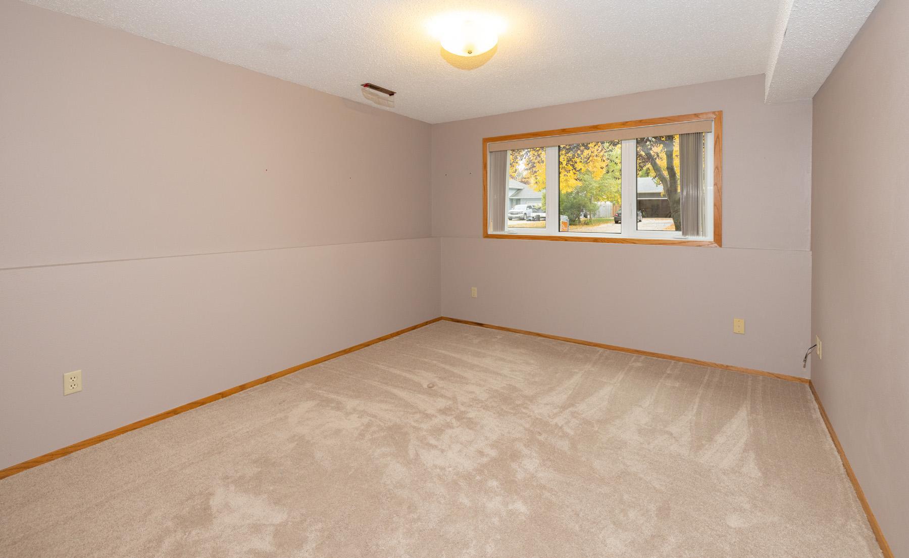 1984 single family home for sale at 1913 26 1/2 Avenue S in Fargo, ND — 4 bed, 2 bath (photo 32 of 47)