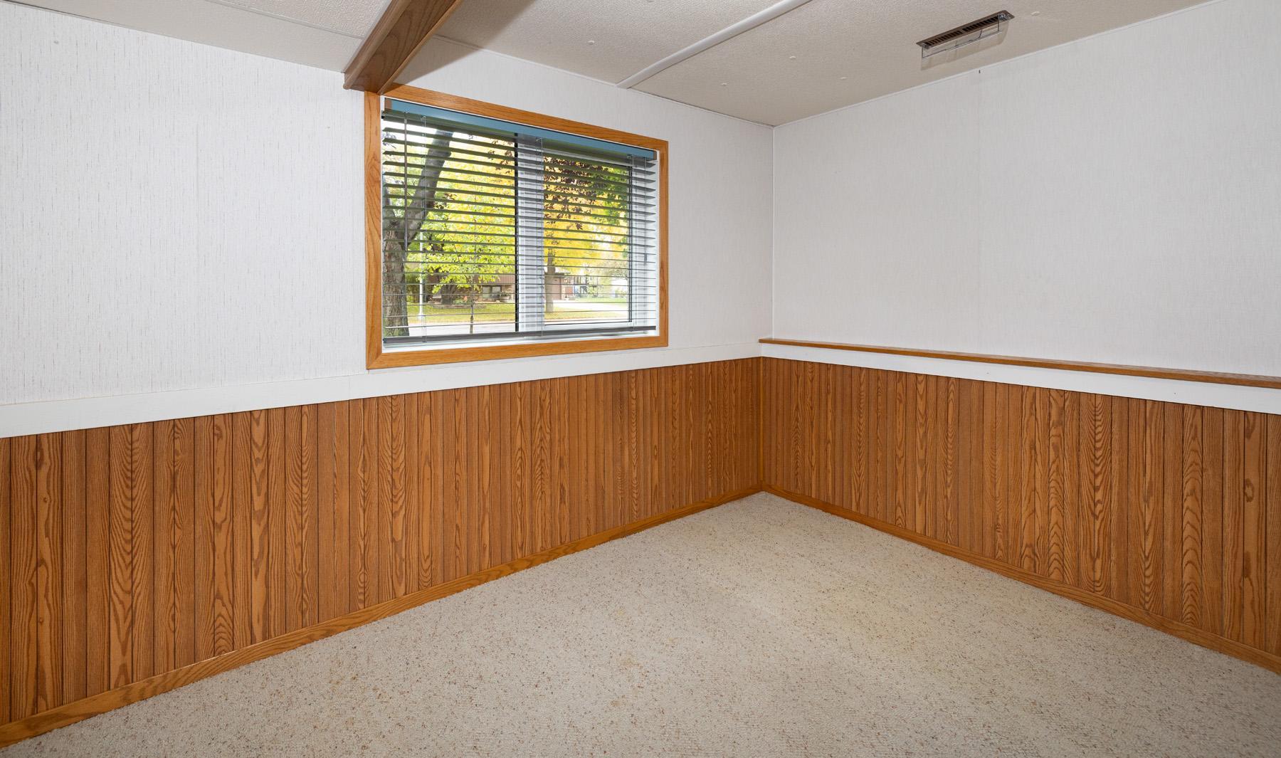 1984 single family home for sale at 1913 26 1/2 Avenue S in Fargo, ND — 4 bed, 2 bath (photo 34 of 47)