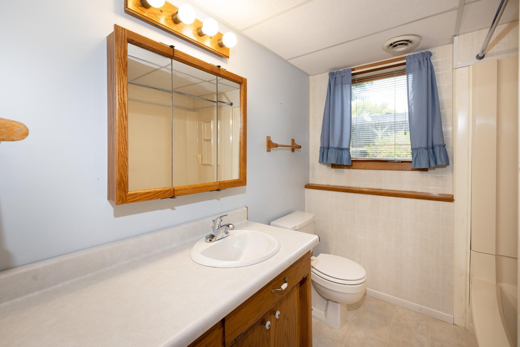 1984 single family home for sale at 1913 26 1/2 Avenue S in Fargo, ND — 4 bed, 2 bath (photo 36 of 47)